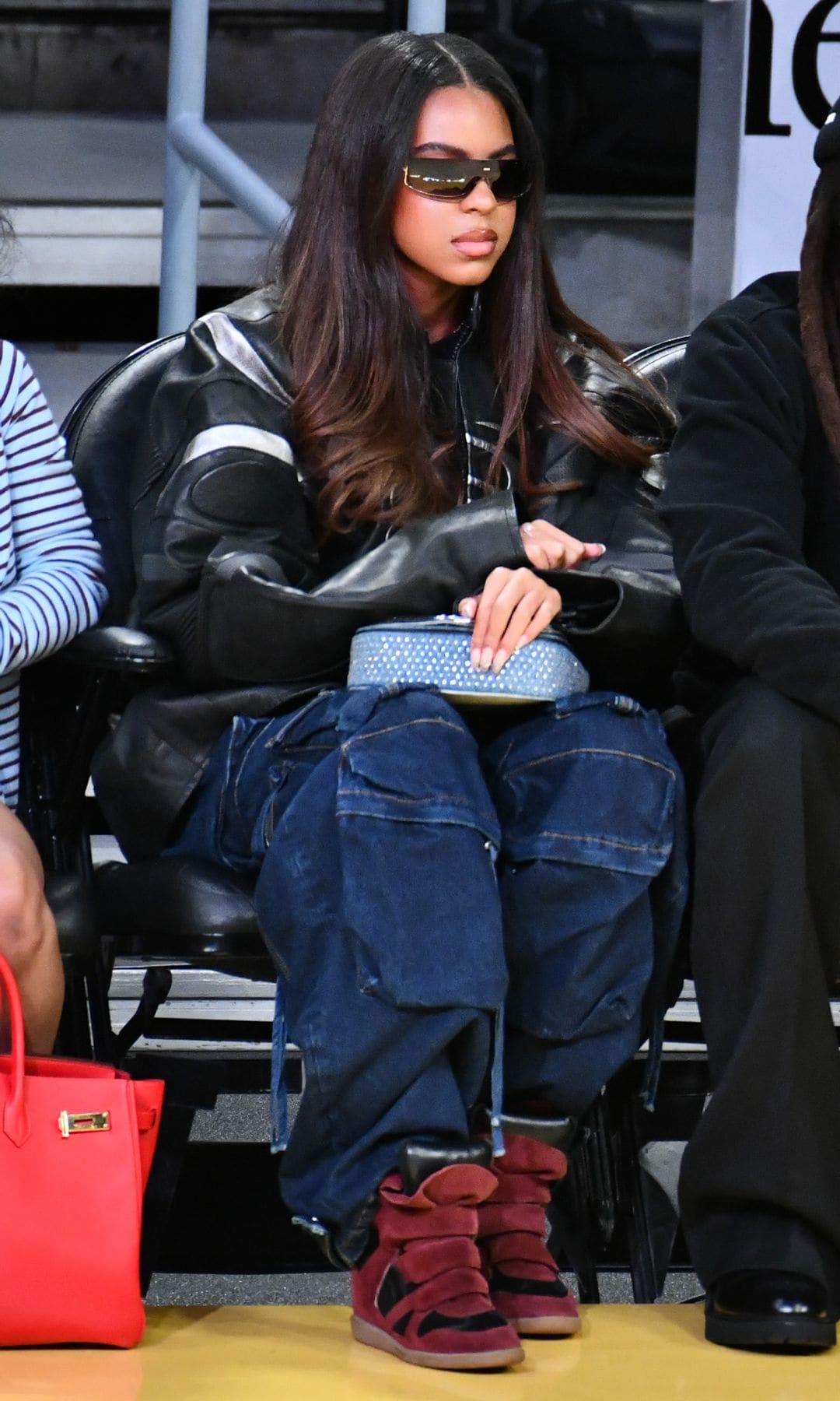 Jay-Z y su hija Blue Ivy Carter en el partido de baloncesto de Los Angeles Lakers y los San Antonio Spurs en el Crypto.com Arena de Los Ángeles, California, el 10 de diciembre de 2025