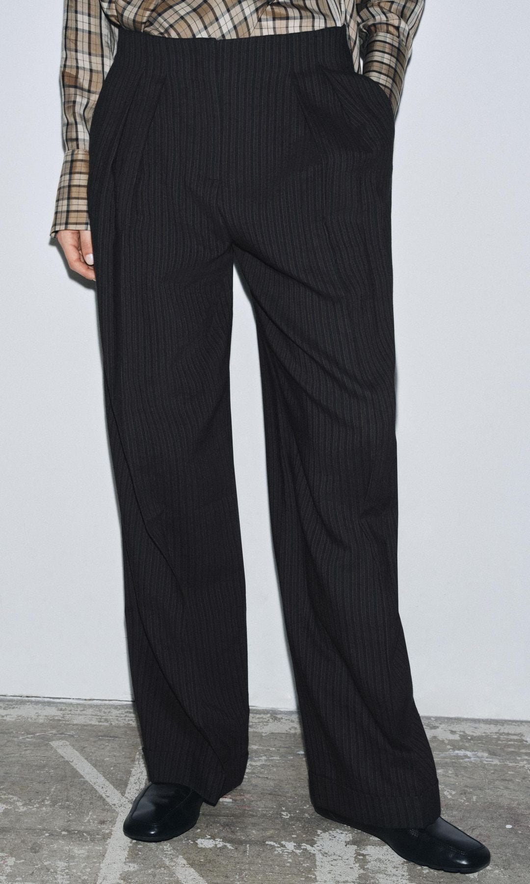 Pantalón estampado de rayas en negro, de Zara