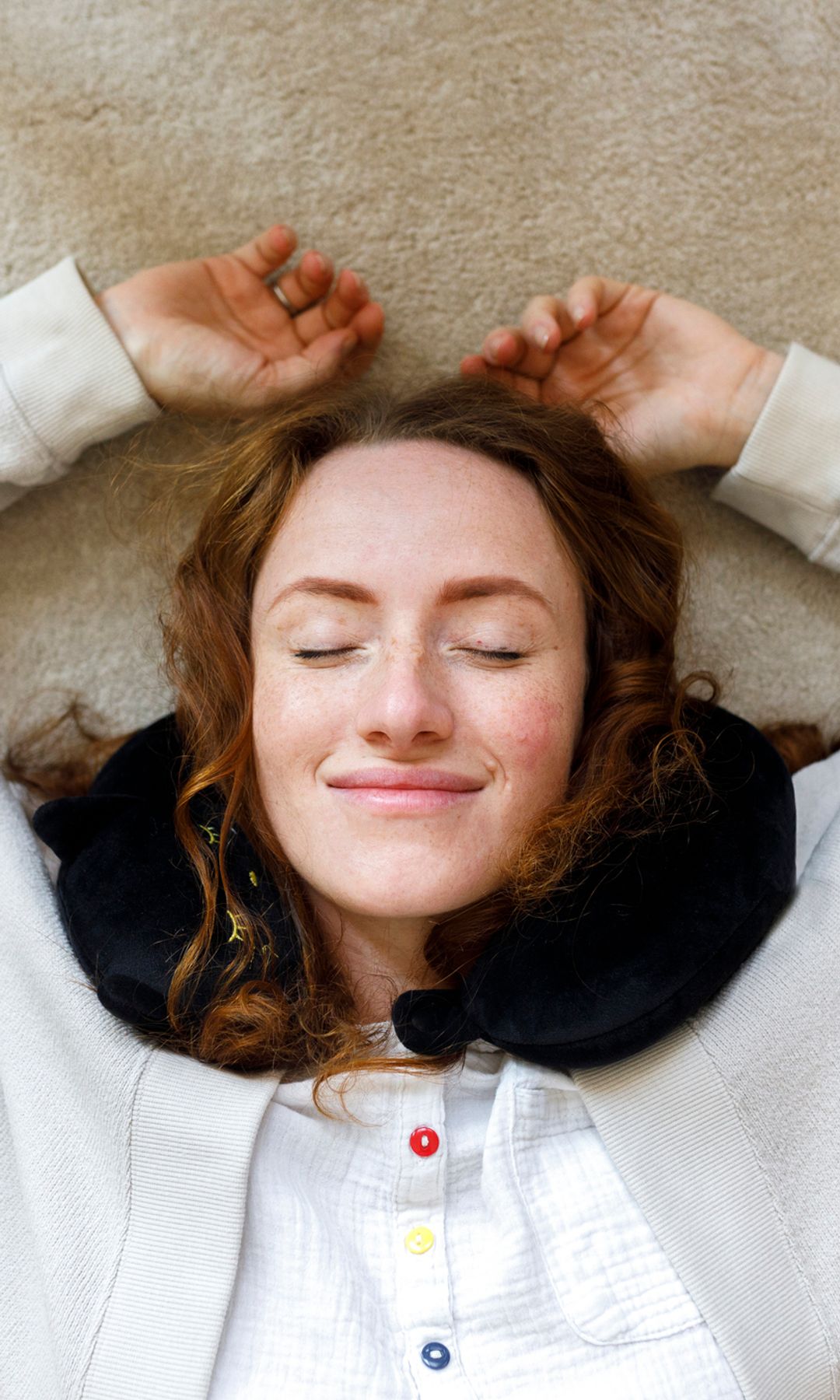 mujer respirando y sonriendotumbada sobre en el suelo 