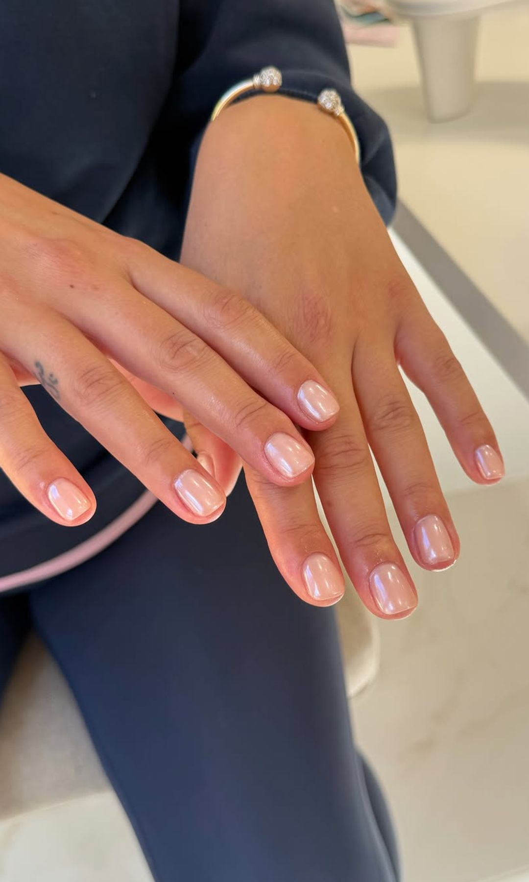 Manicura corta y cromada con acabado natural