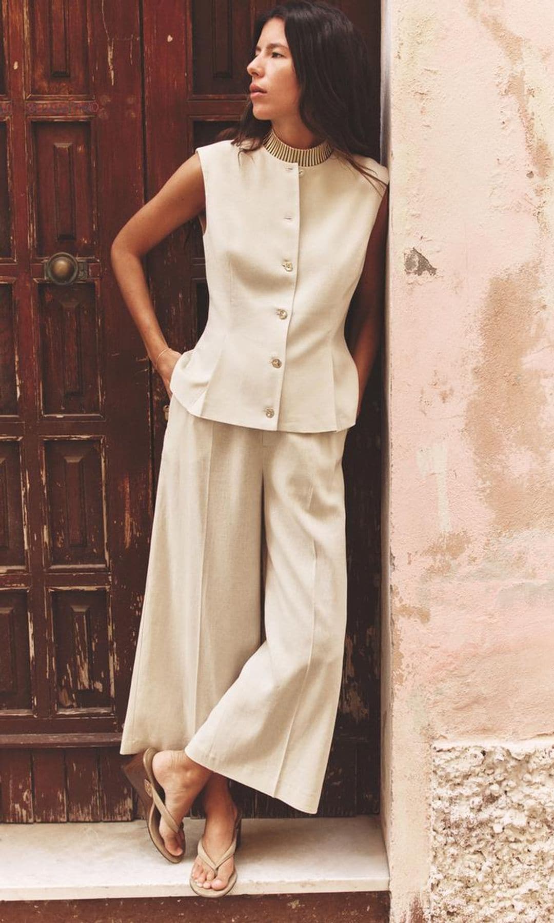 pantalones palazzo, chaleco y chanclas