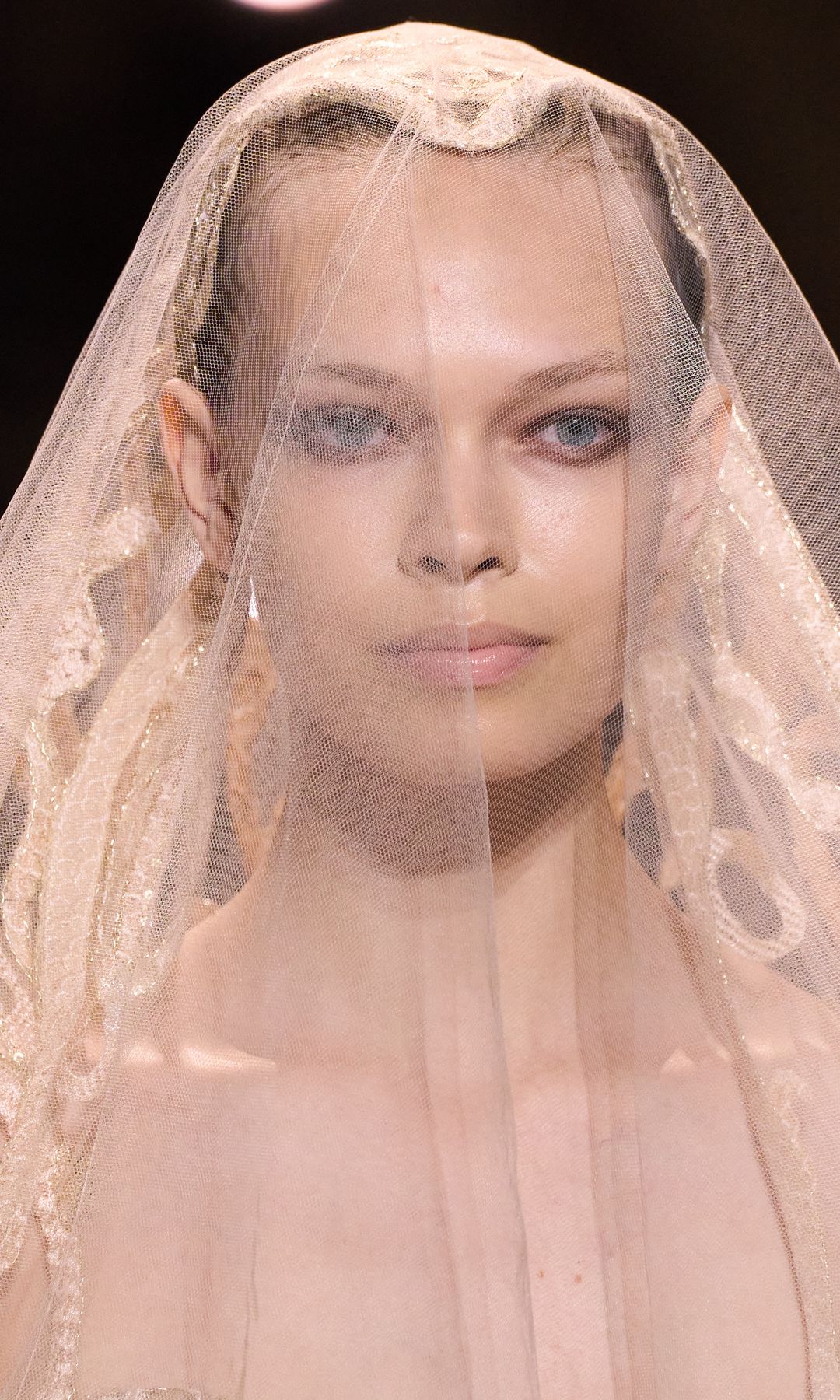 Sophie Bozhenova, para Elie Saab Alta Costura