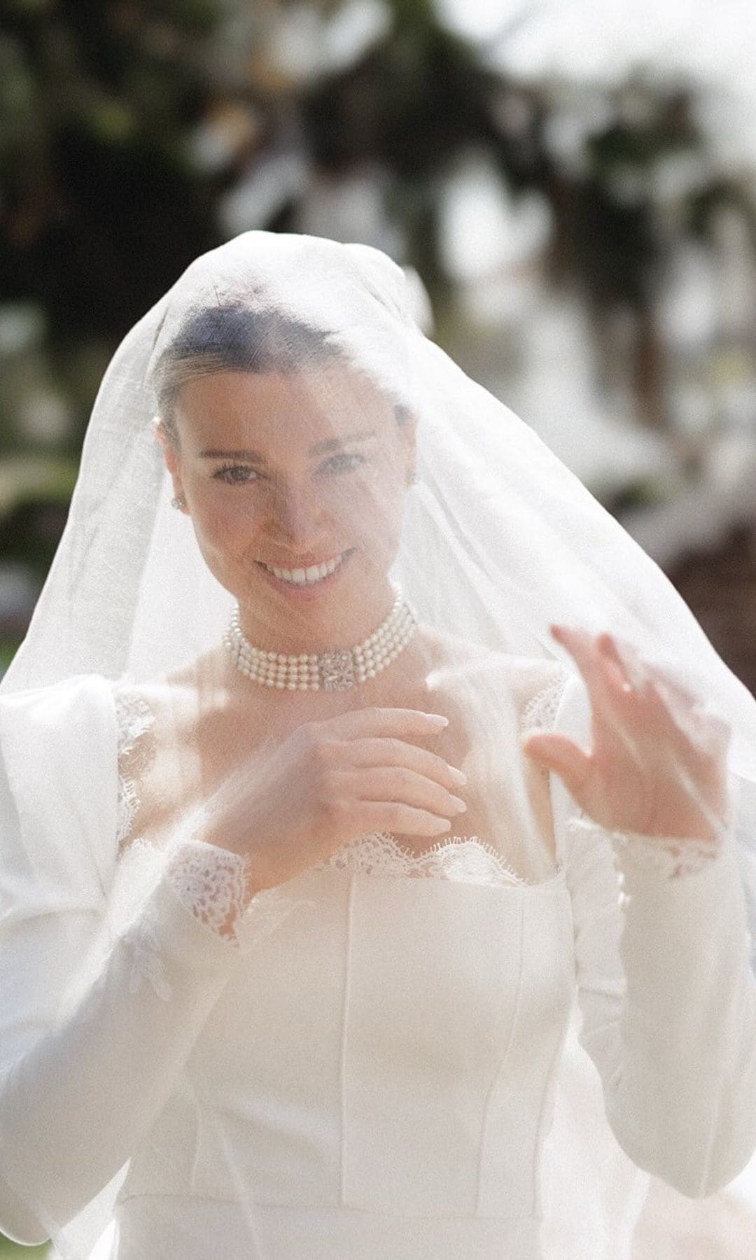 Novia con choker de perlas y camafeo