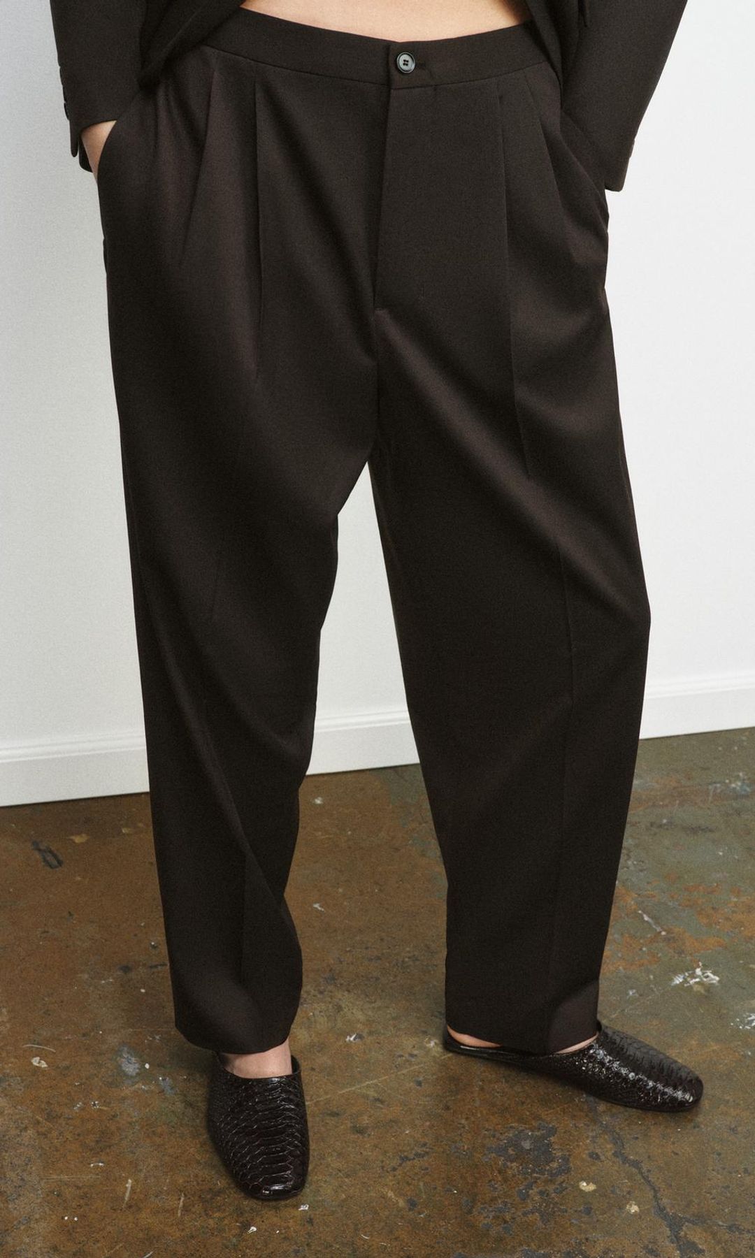 Pantalón viral pinzas Zara febrero 2026