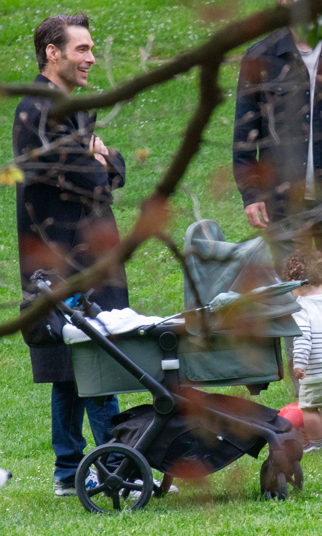 Jon Kortajarena con su carrito de bebé