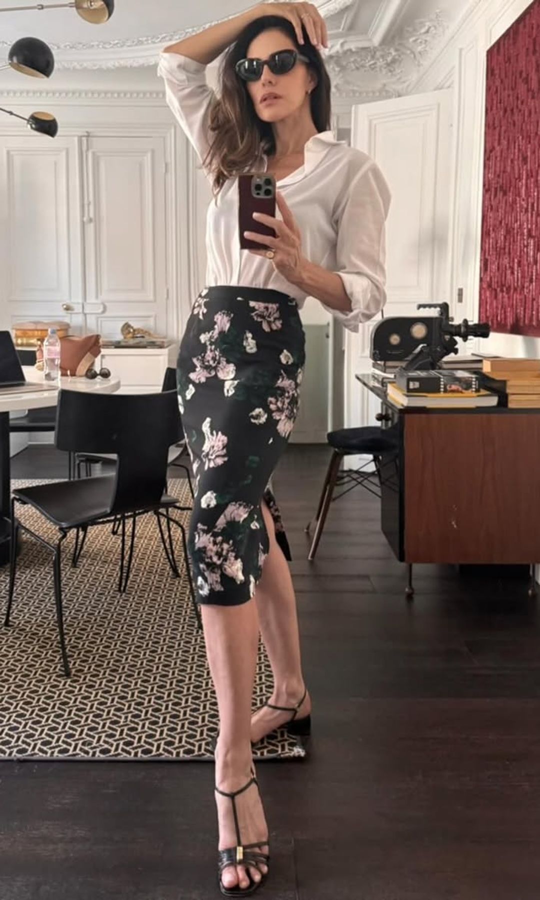 Adriana abascal con fala midi, camisa blanca y sandalias de tiras