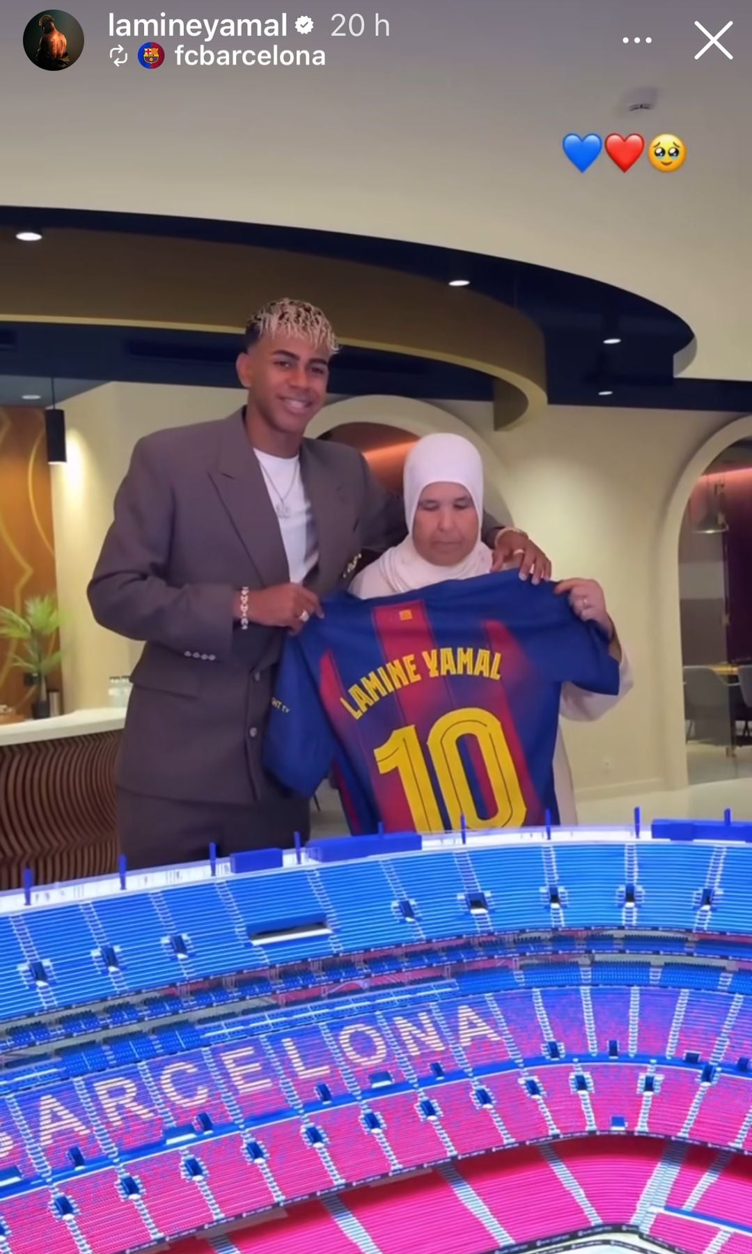 Lamine Yamal con su abuela en la firma de su contrato con el FC Barcelona.