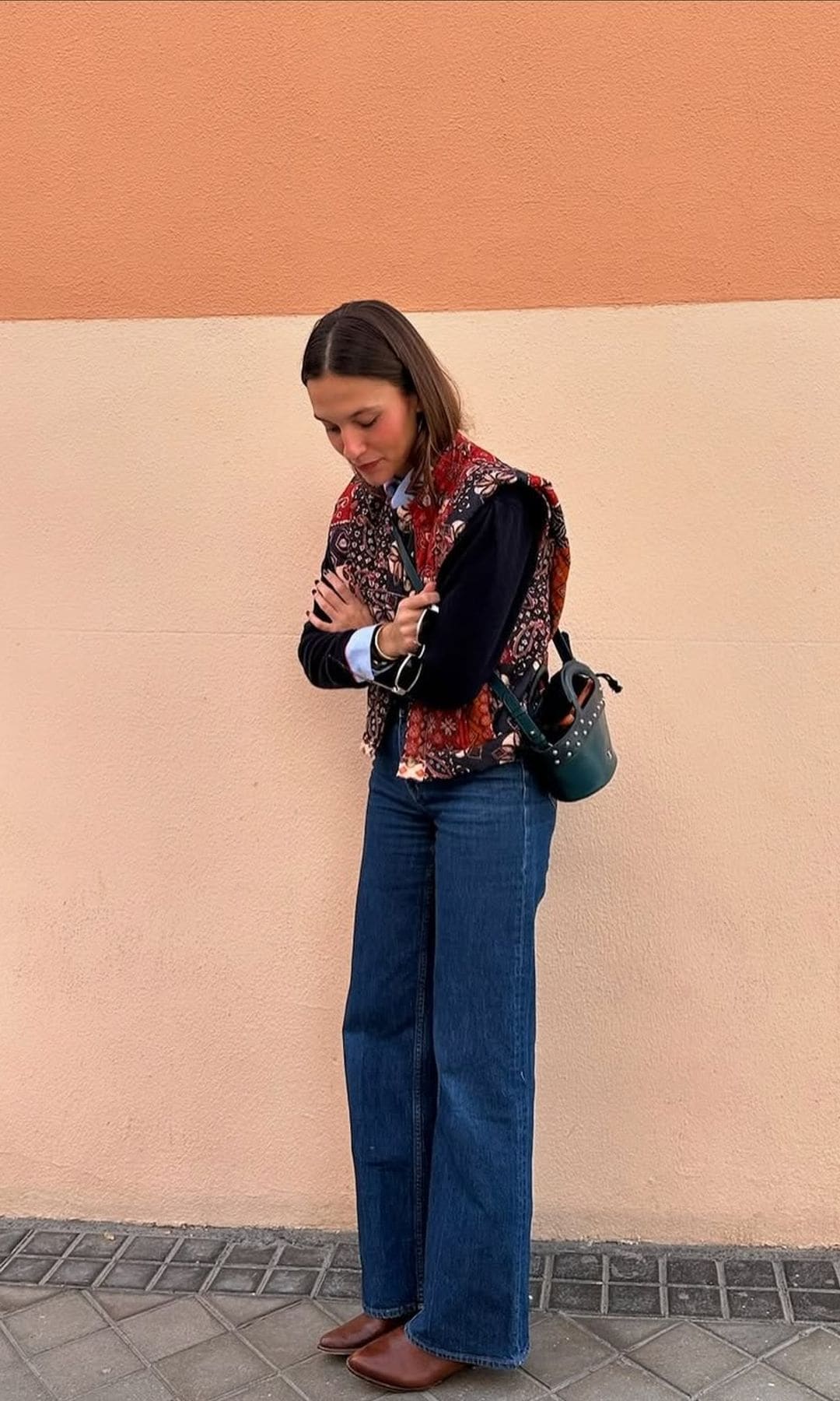 vaqueros y chaleco estampado