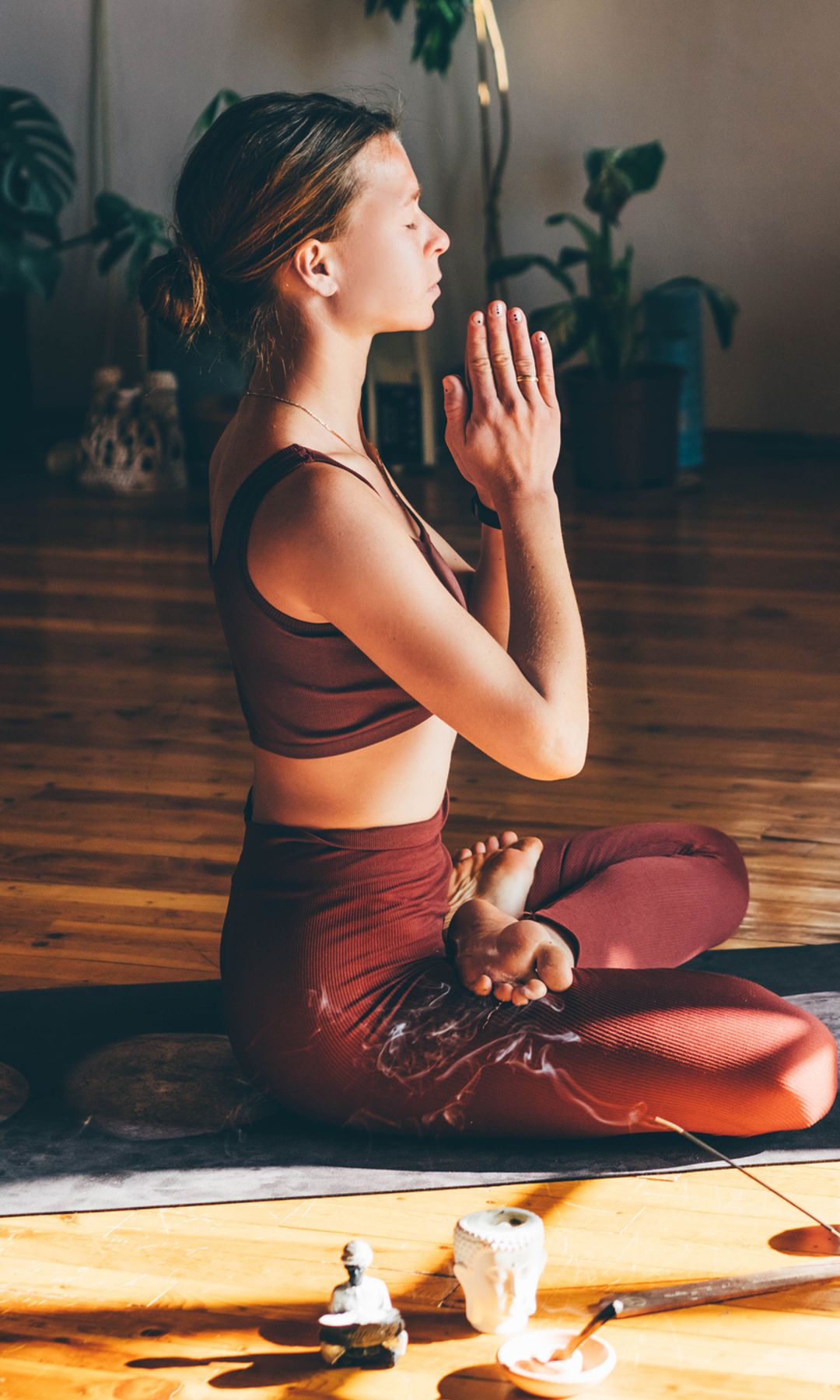 Mujer haciendo yoga