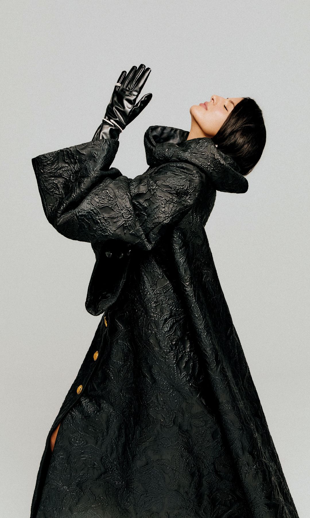 Lleva un espectacular modelo, de Schiaparelli; guantes, de Gianvito Rossi, 
y joyas, de Bvlgari.