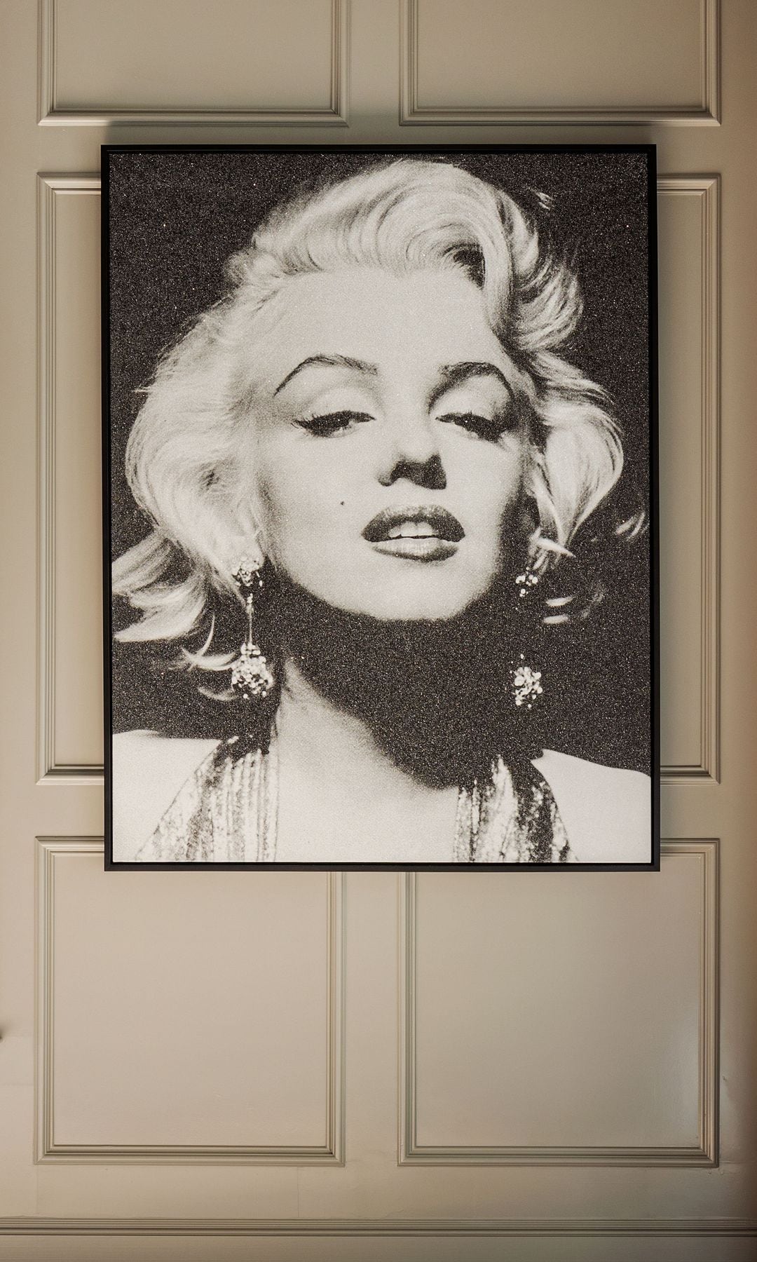 Un retrato de Marilyn Monroe edición de coleccionista de Russell Youn en polvo de diamante.