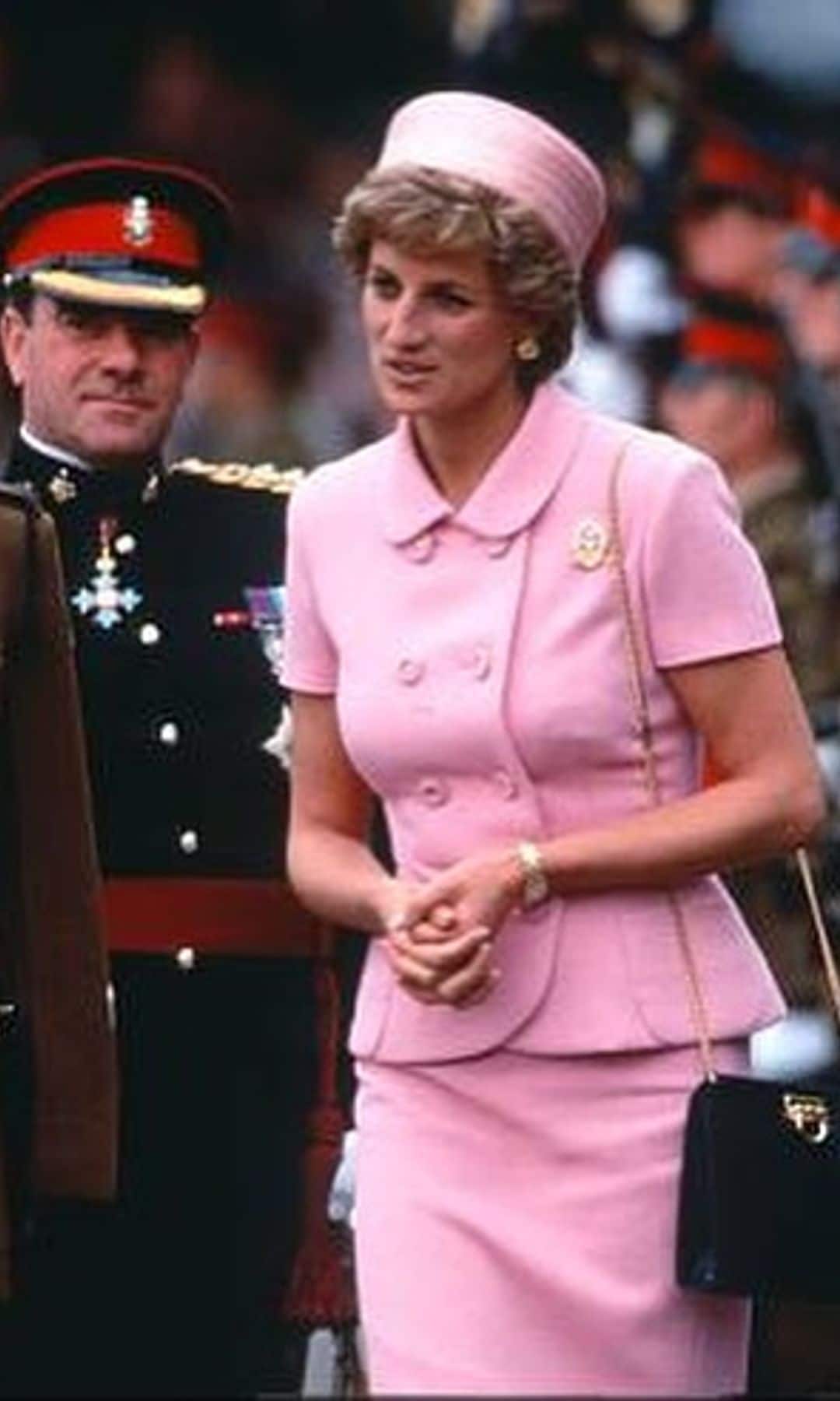 Princesa Diana de Gales vestida de rosa con pillbox a tono