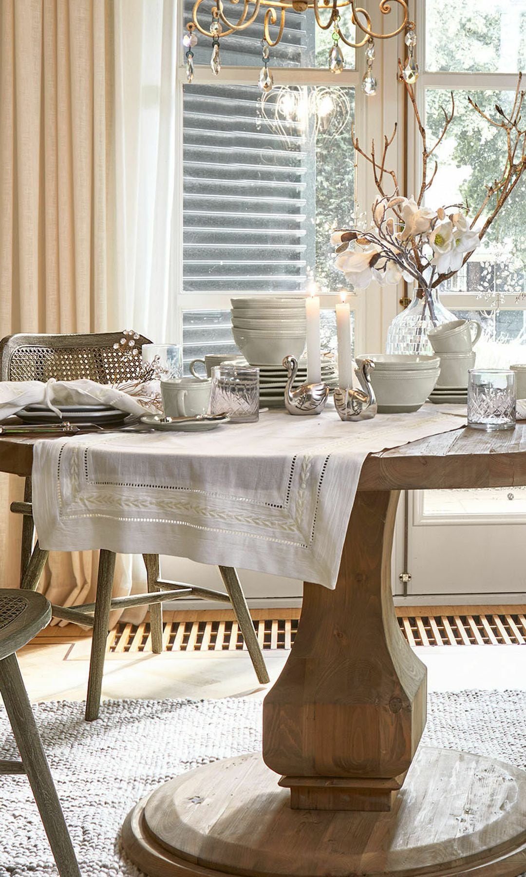 Mesa de comedor redonda con camino de mesa, centro de mesa, camino de mesa, vajilla blanca
