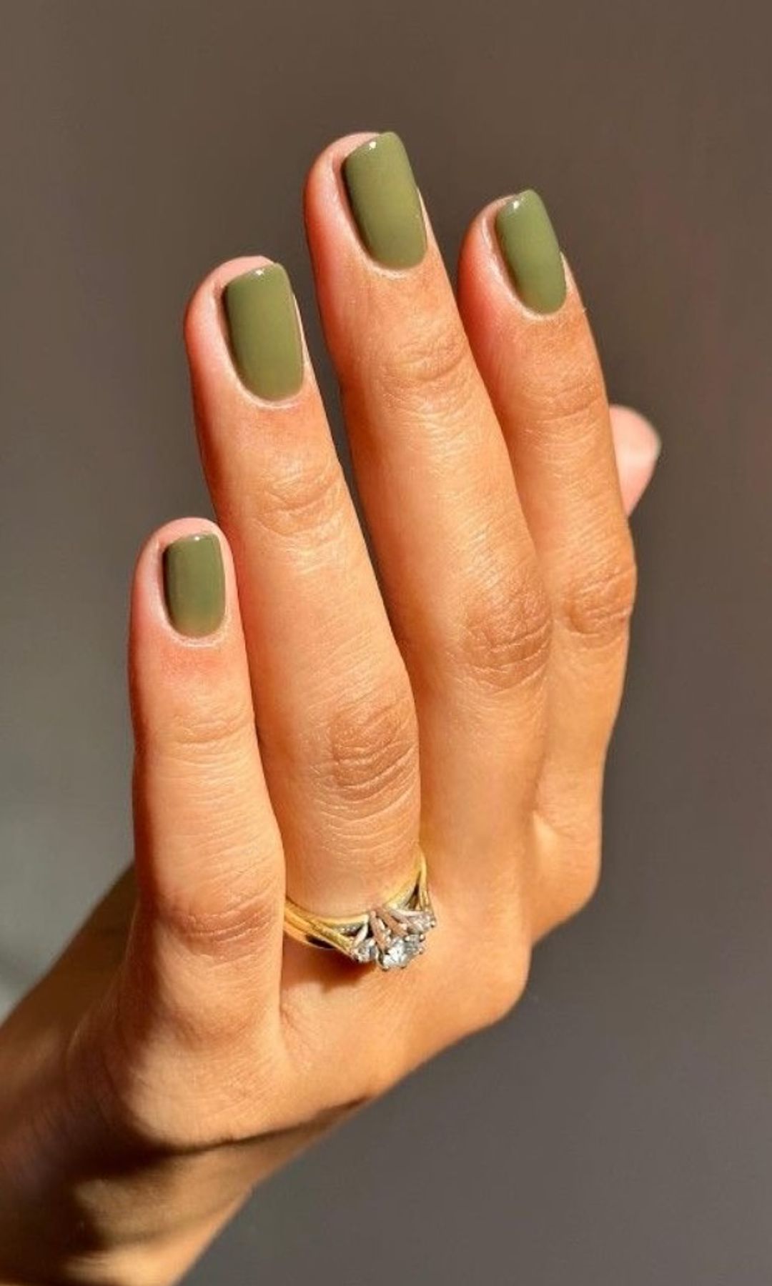 Manicura italiana en verde oliva