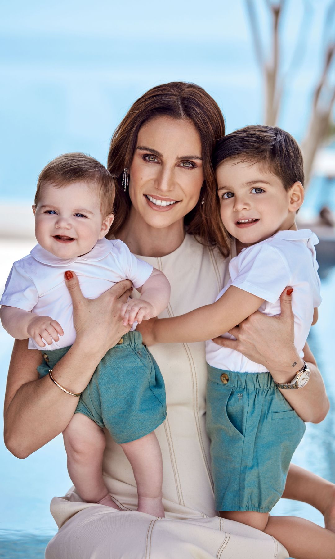 Lucía Villalón con sus dos hijos