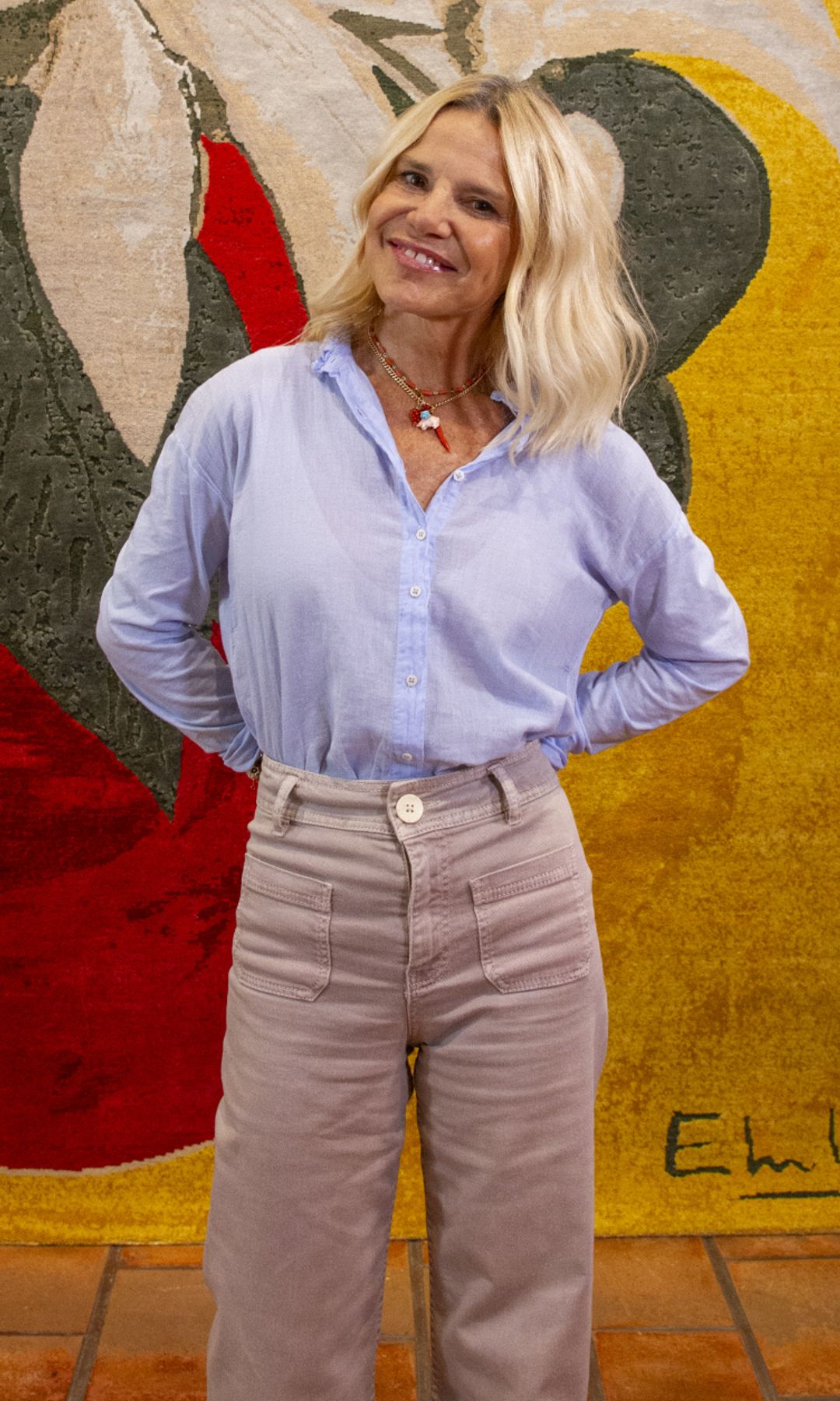 Las blusas románticas se combinan con estos pantalones relajados para conseguir el look más estiloso de otoño 2026, según Eugenia Martínez de Irujo