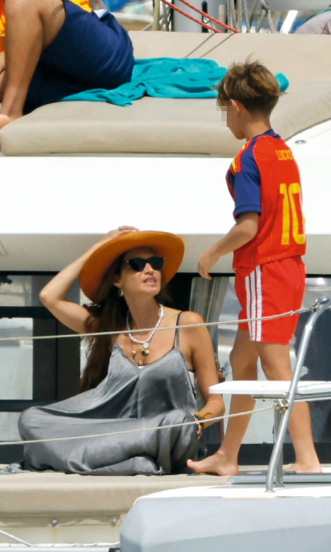 La presentadora con su hijo pequeño, Lucas, que es de lo más futbolero: además de jugar en las categorías inferiores del Real Madrid, aún celebraba la victoria de España en el Mundial, llevando una camiseta de la selección con su nombre en el dorso