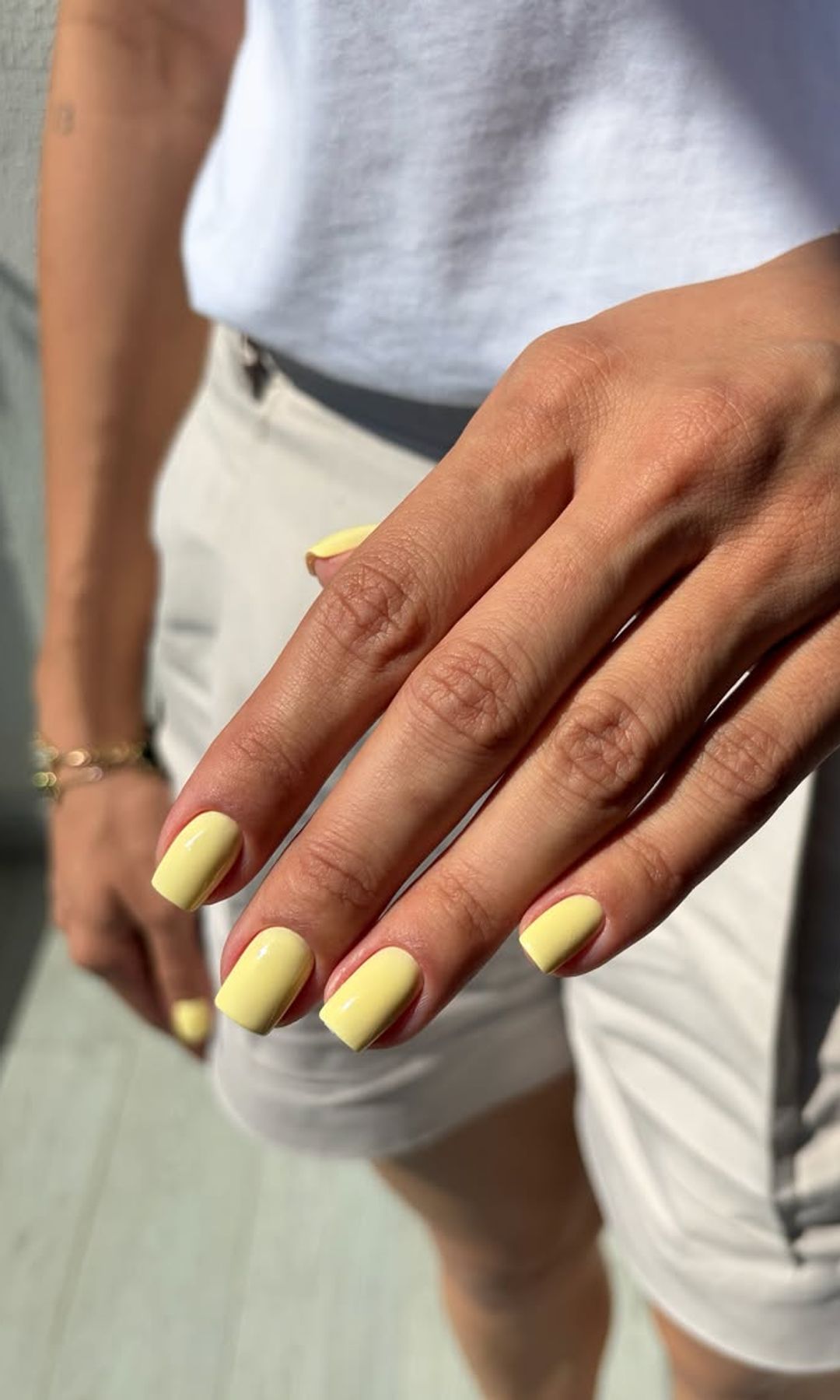 Manicura en amarillo mantequilla