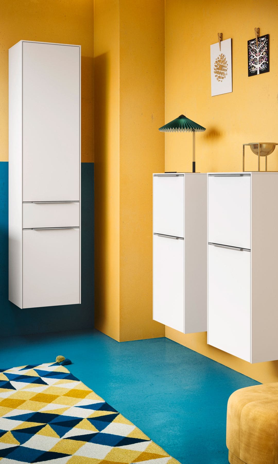 Baño con paredes amarillas, muebles de baño blancos suspendidos, suelo azul, alfombra amarilla, puf