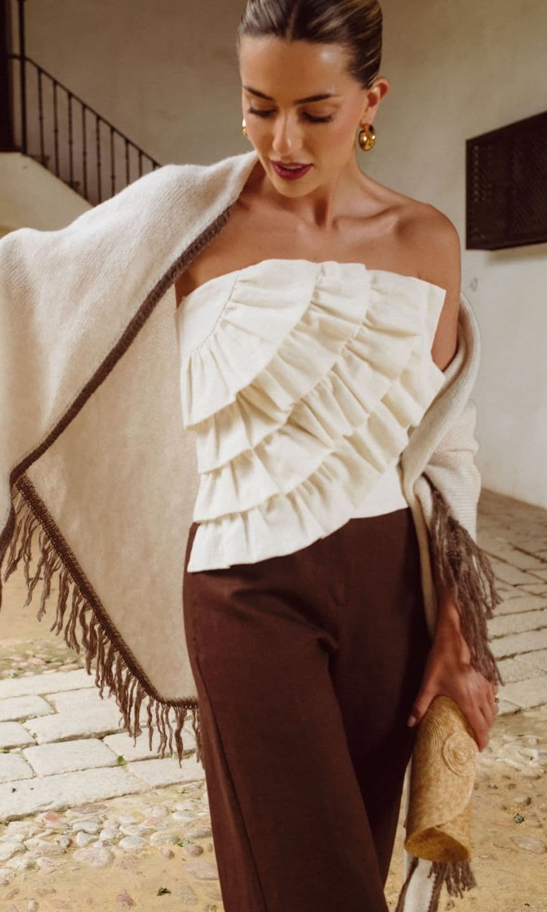 La influencer Rocio Millan con total look de invitada de Deluem y tocado