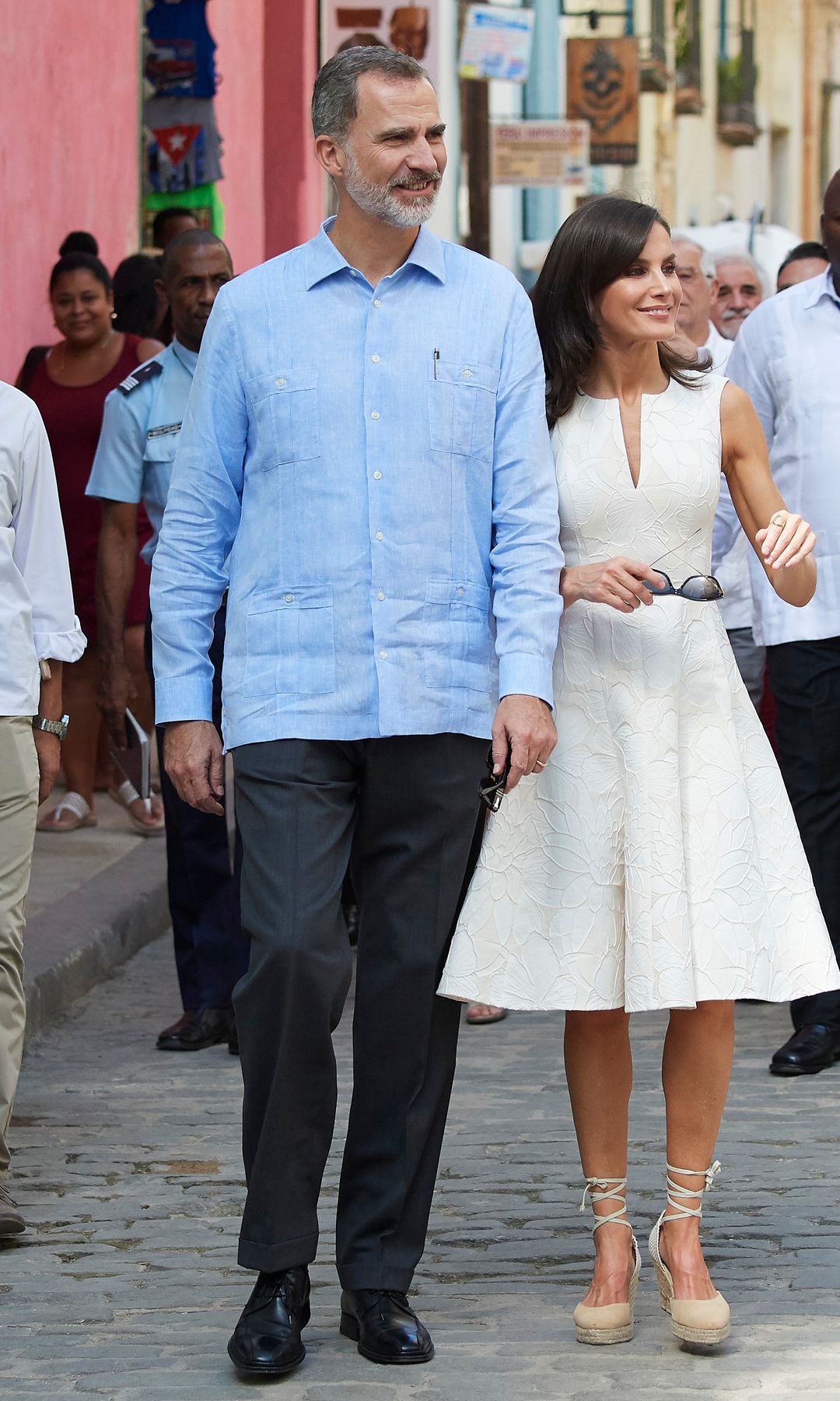 El rey Felipe y la reina Letizia paseando por La Habana, en 2019