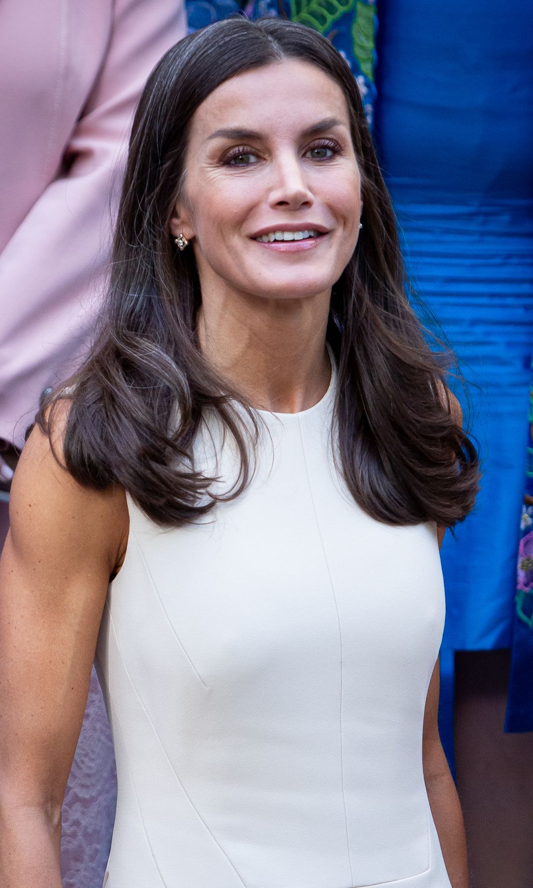 Las prendas que la reina Letizia se ha comprado en varios colores: faldas y vestidos con efecto 'fit'