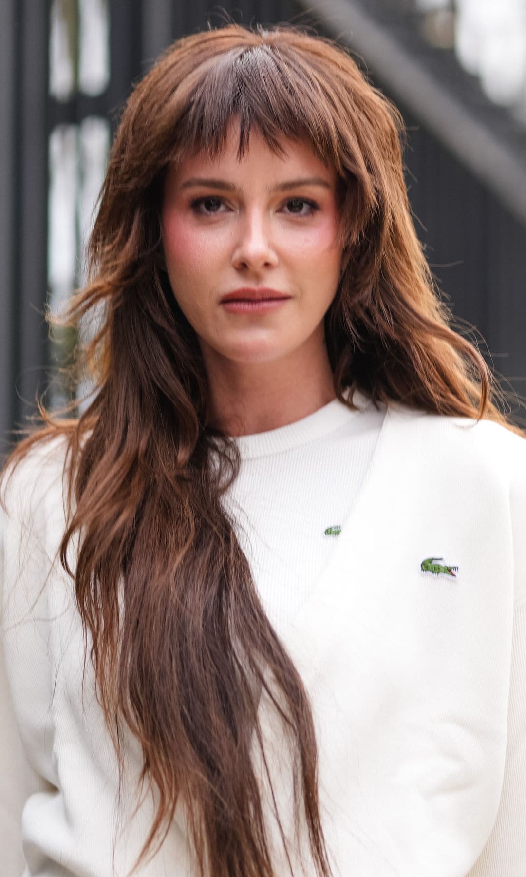 Mujer con cabello a capas marcadas