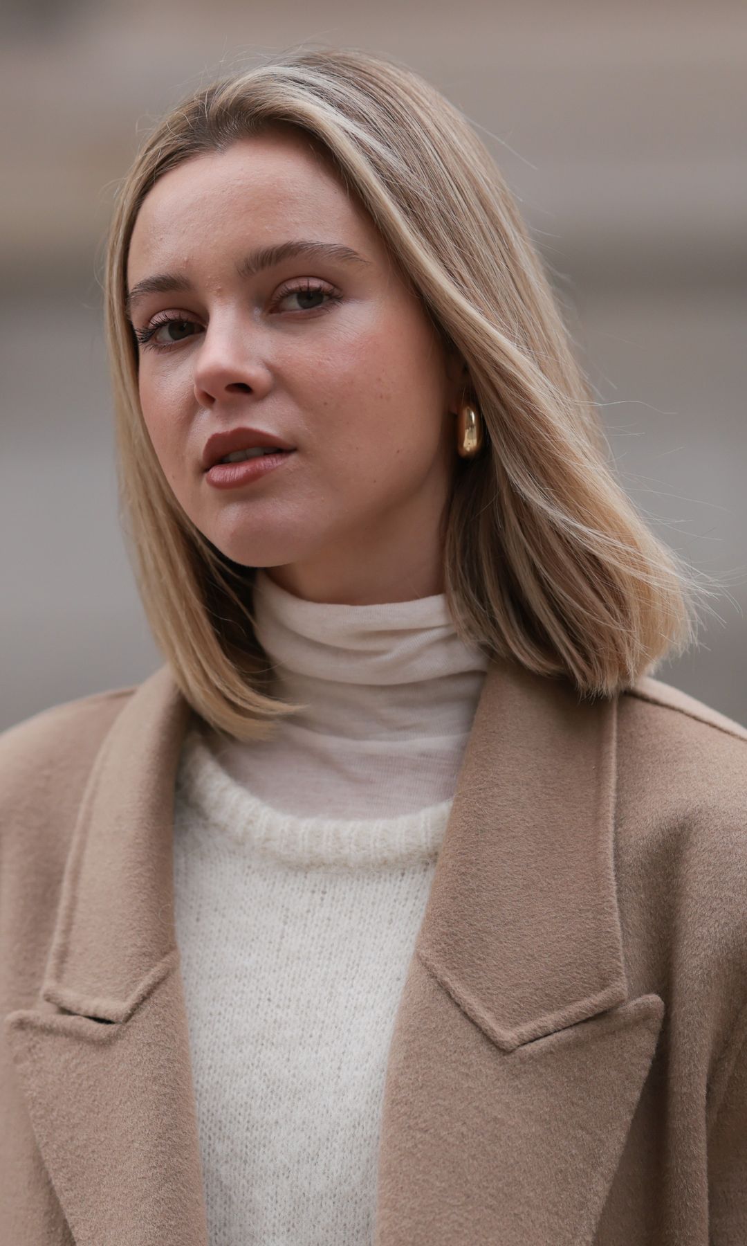 Mujer con pelo rubio