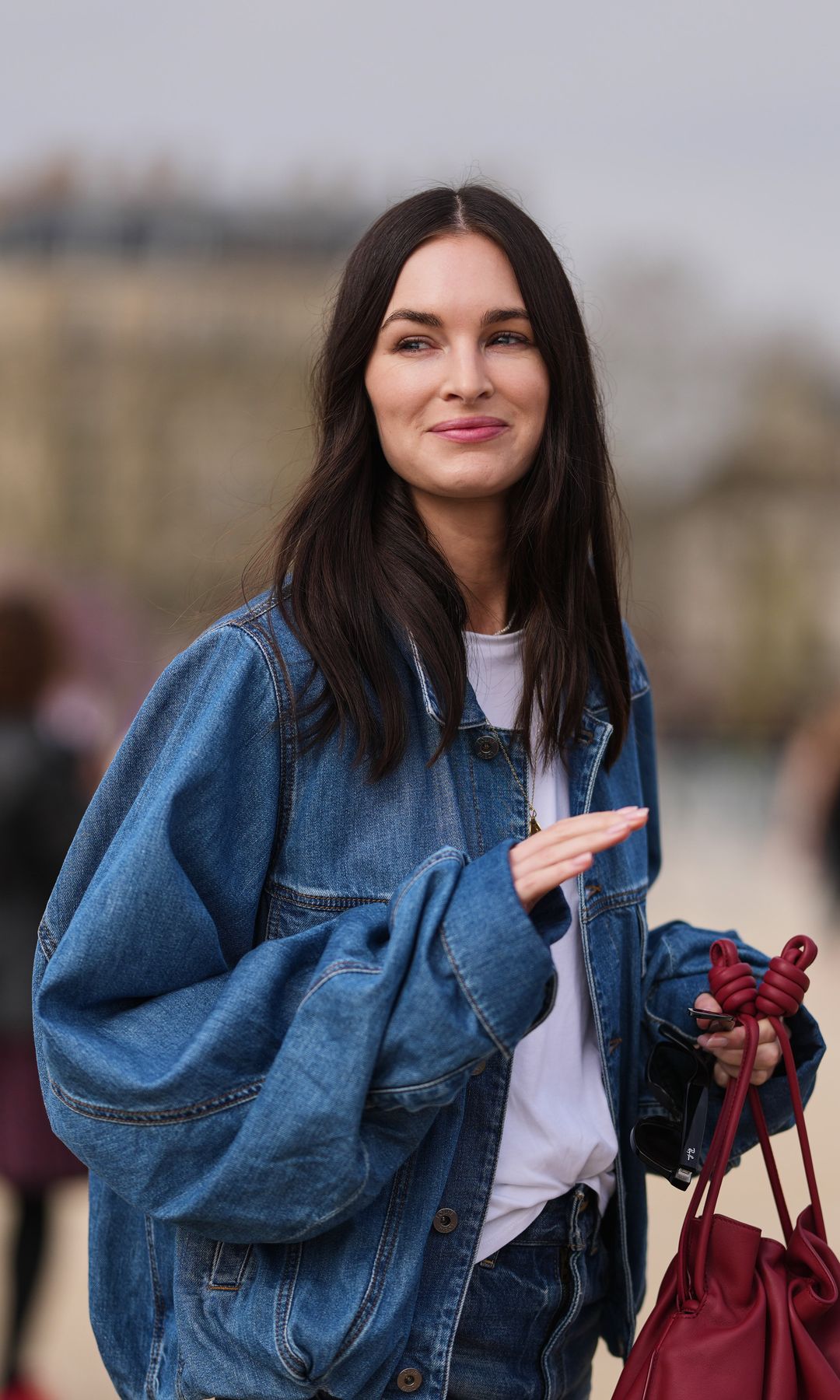 Una camiseta de tirantes básica de Zara puede resolverte todos los looks de esta semana