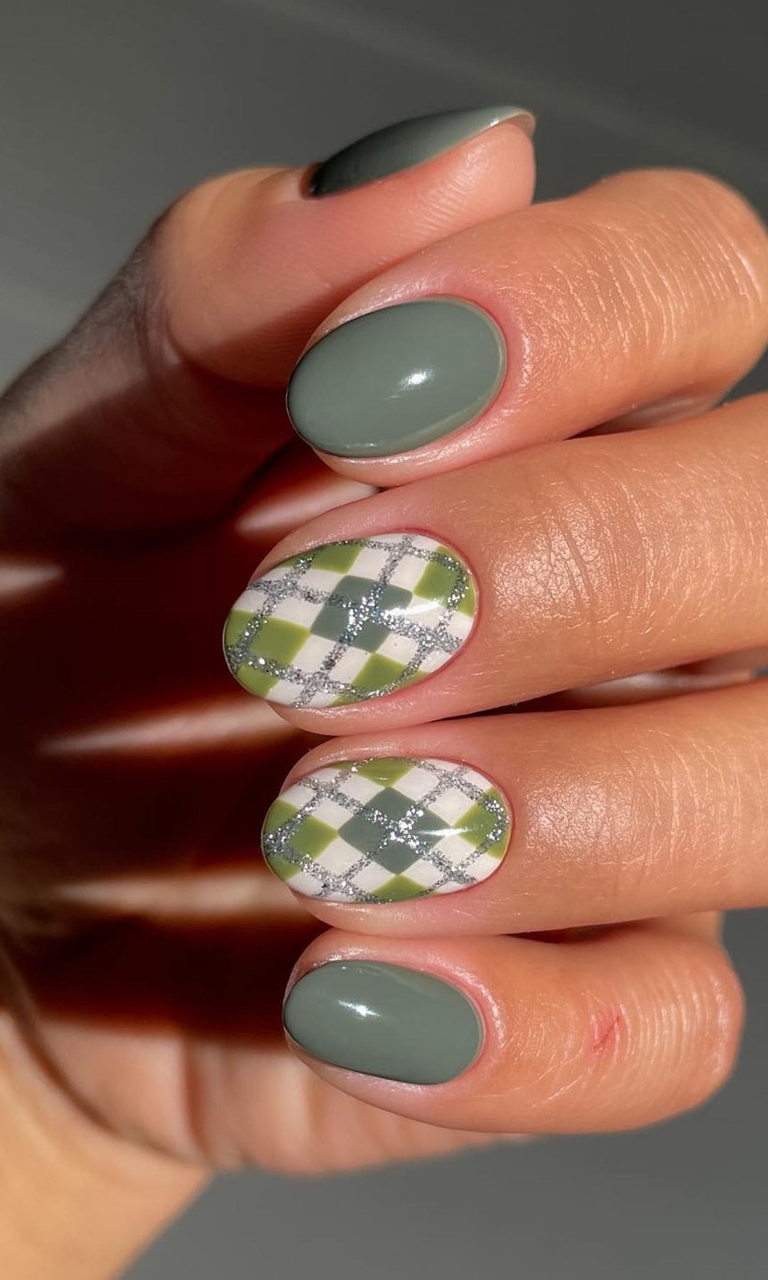Manicura verde de rombos