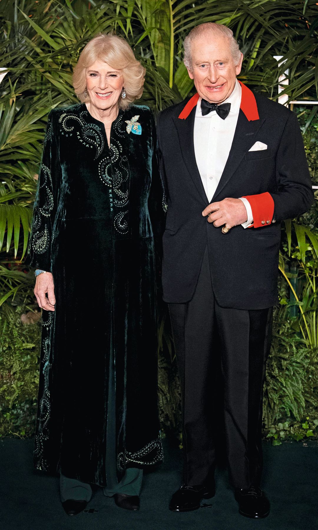 La duquesa de Edimburgo; a su lado, Carlos III y Camilla en el estreno, en Windsor.