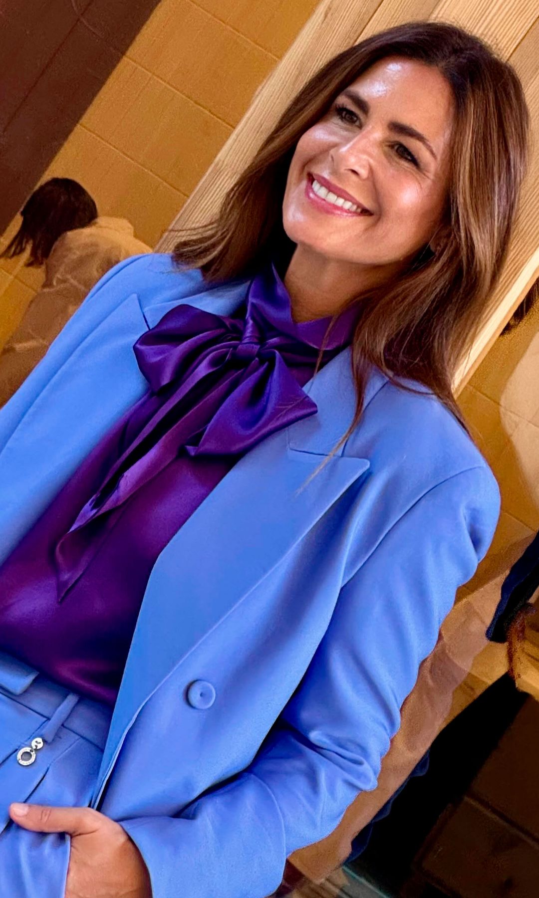 Nuria Roca desafía los colores del otoño con un look azul pervinca: traje relajado, camisa con maxilazada y bolso en contraste