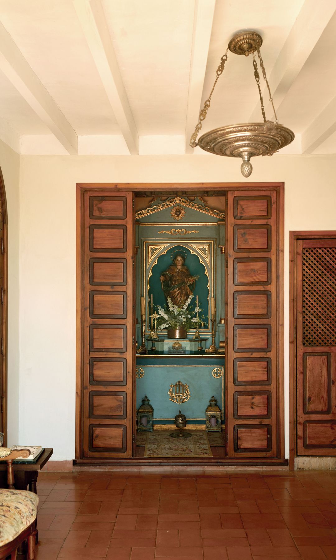 Una pequeña capilla. En esta casa de campo típica de Andalucía priman los materiales nobles y, en especial, la madera. 