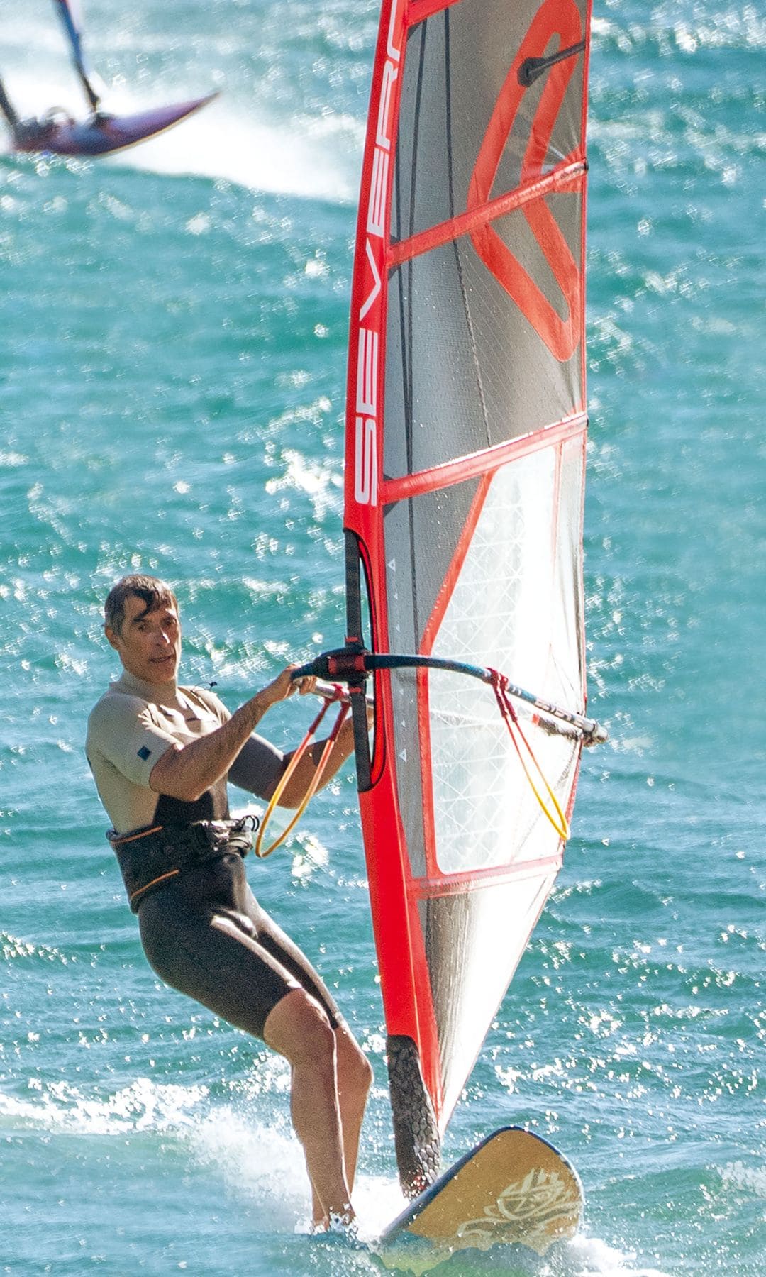 Jorge Fernández está en plena forma y, como casi todos los veranos, se ha desplazado hasta la costa gaditana, donde practica varios deportes náuticos