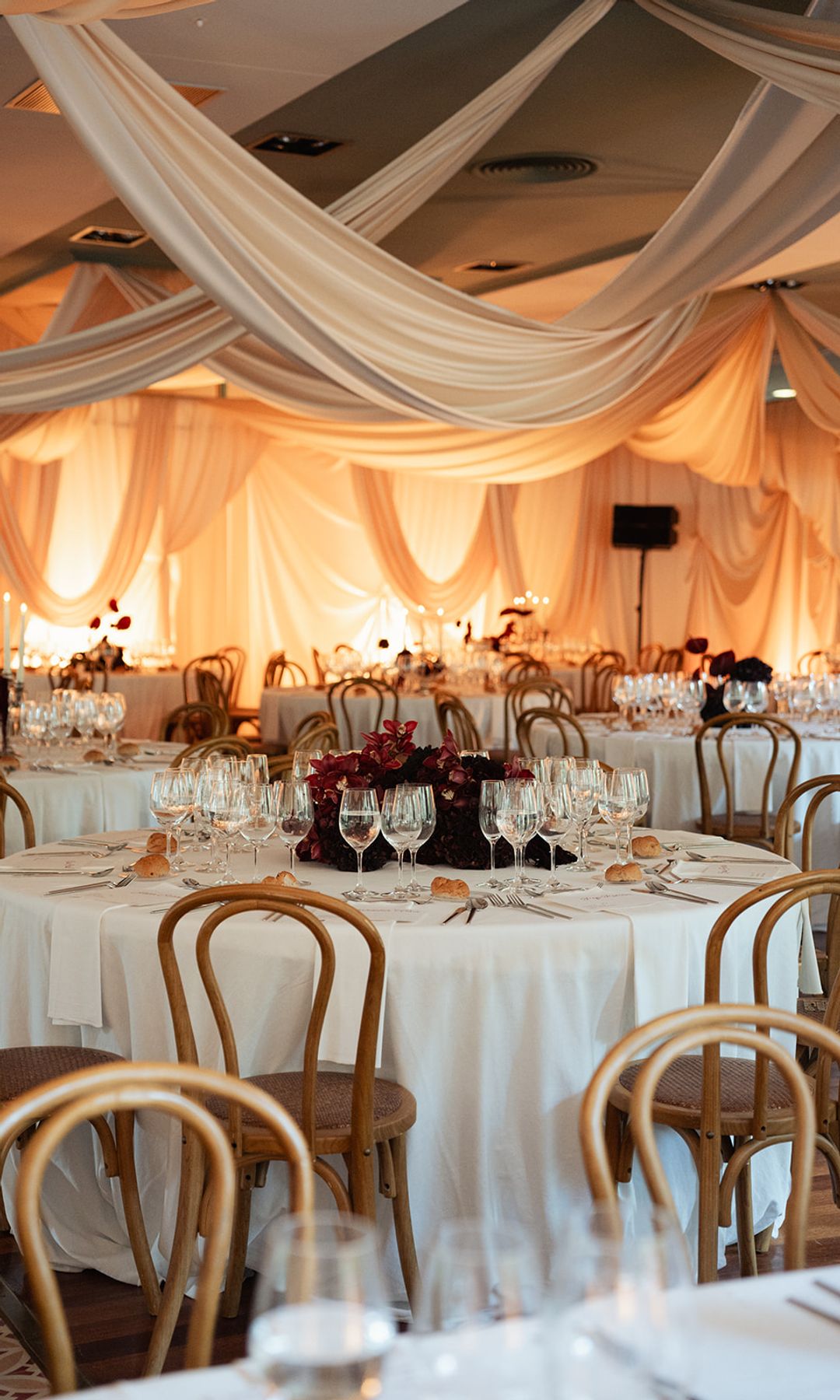Decoración de mesas en una boda en tonos neutros