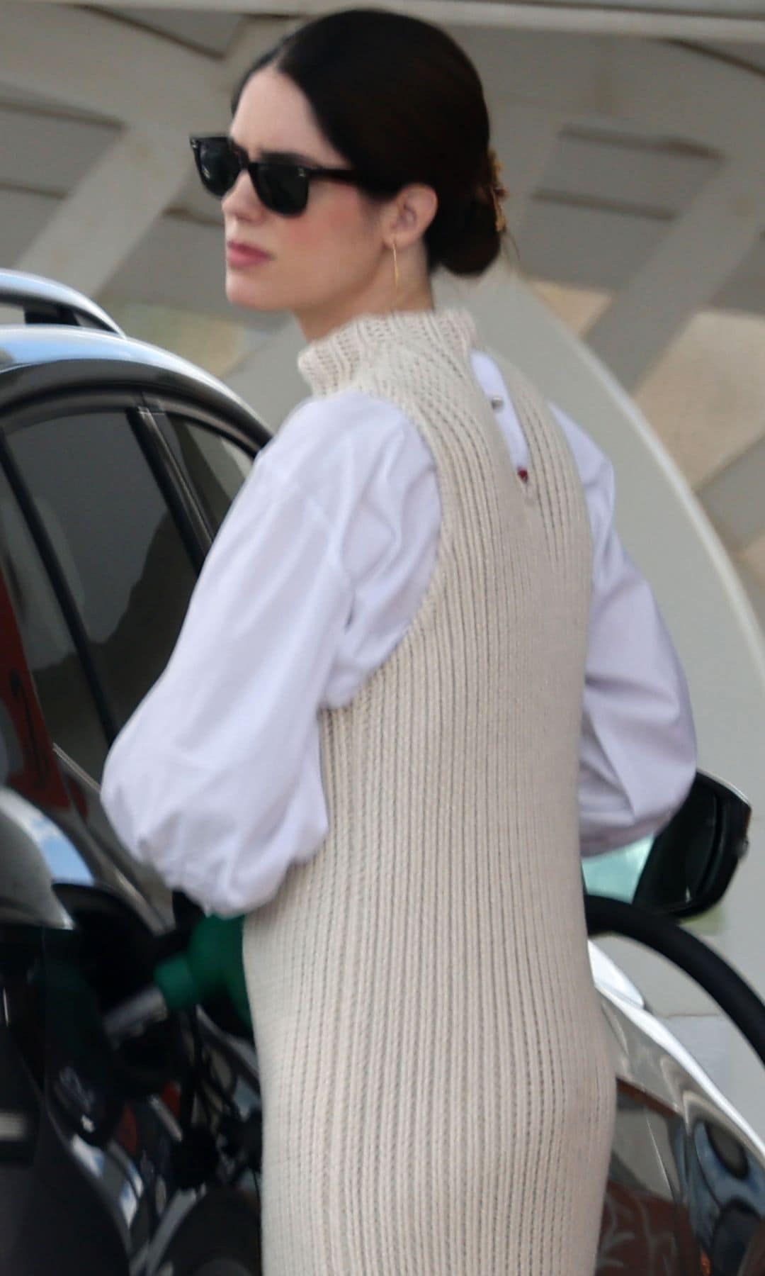 Sofía Palazuelo echando gasolina