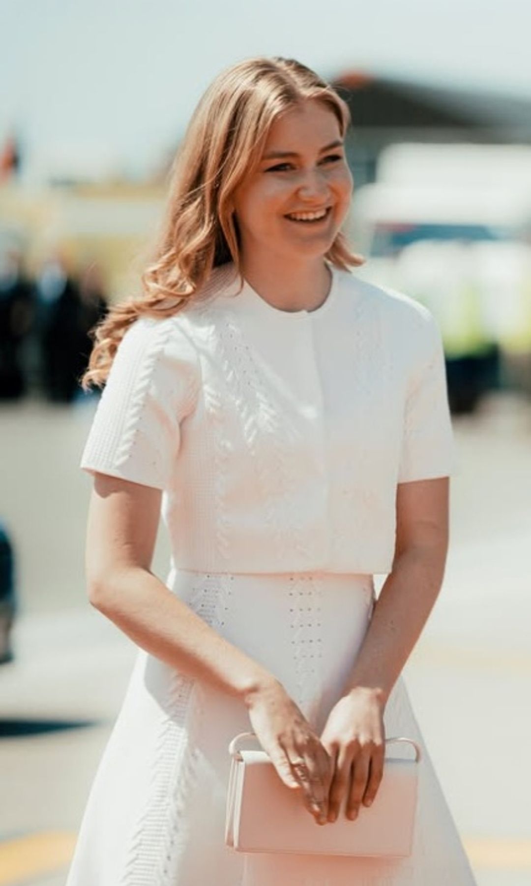 Elisabeth de Bélgica recibe al emperador de Japón con un vestido blanco impecable que confirma su estilo como futura reina