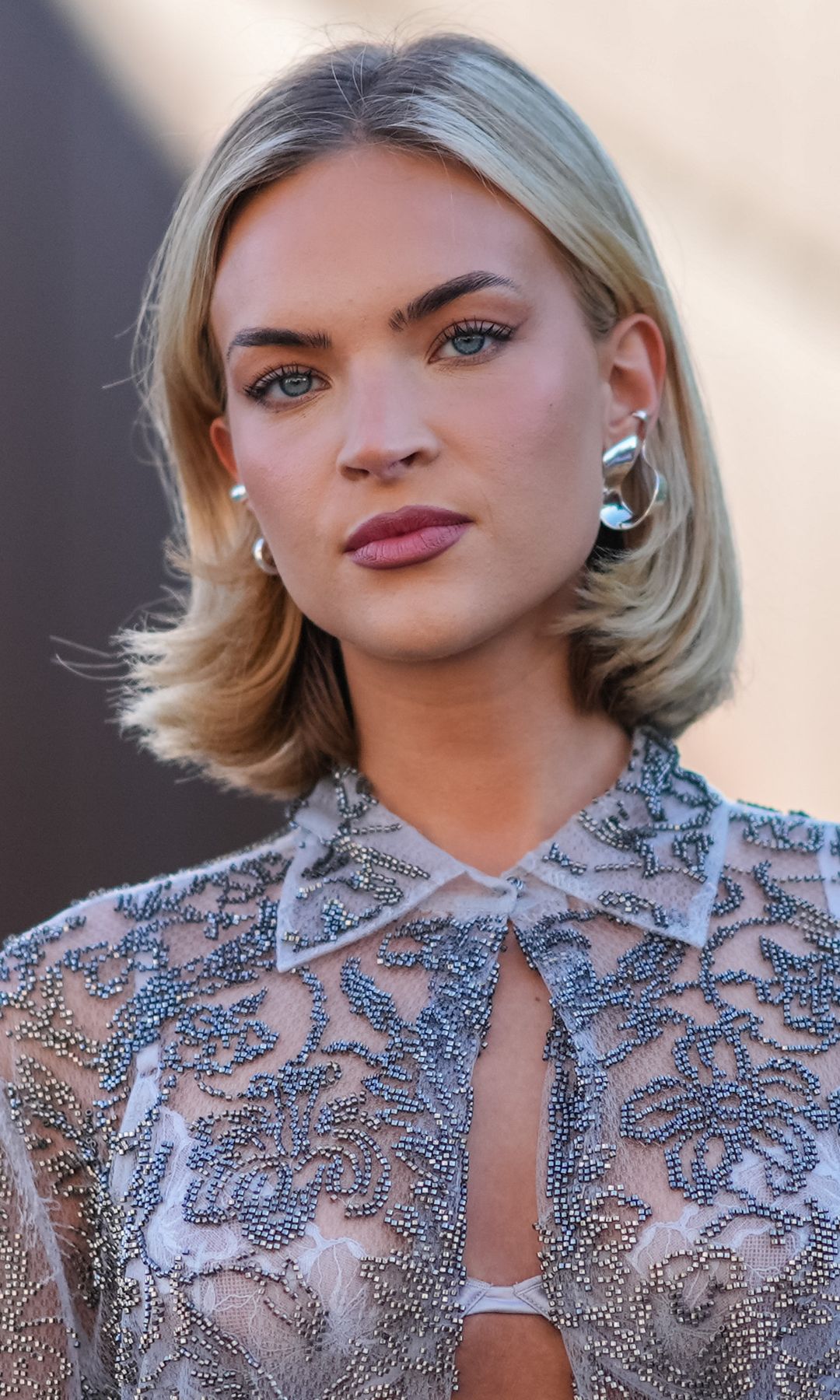  Mujer con corte de pelo rubio