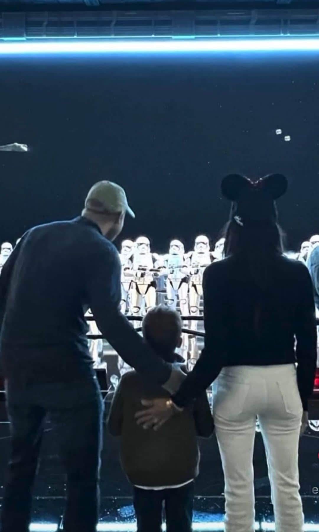 Meghan, Harry y Archie en 'Star Wars: Galaxy's Edge' en Disneyland