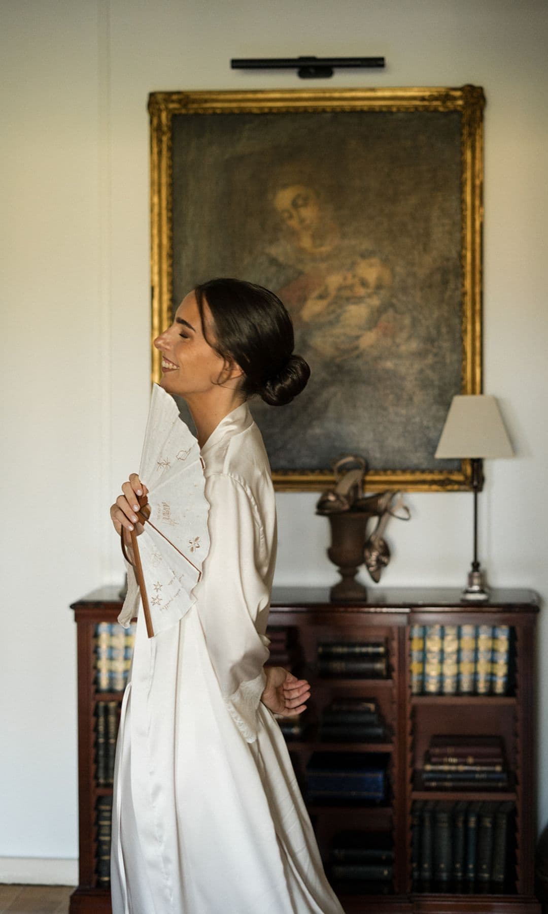 Abanico con flores bordadas