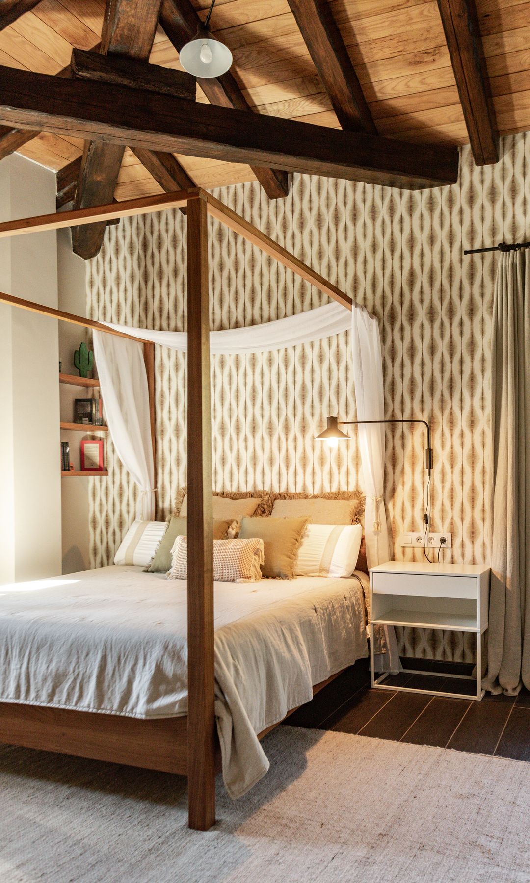 Dormitorio con cama con dosel