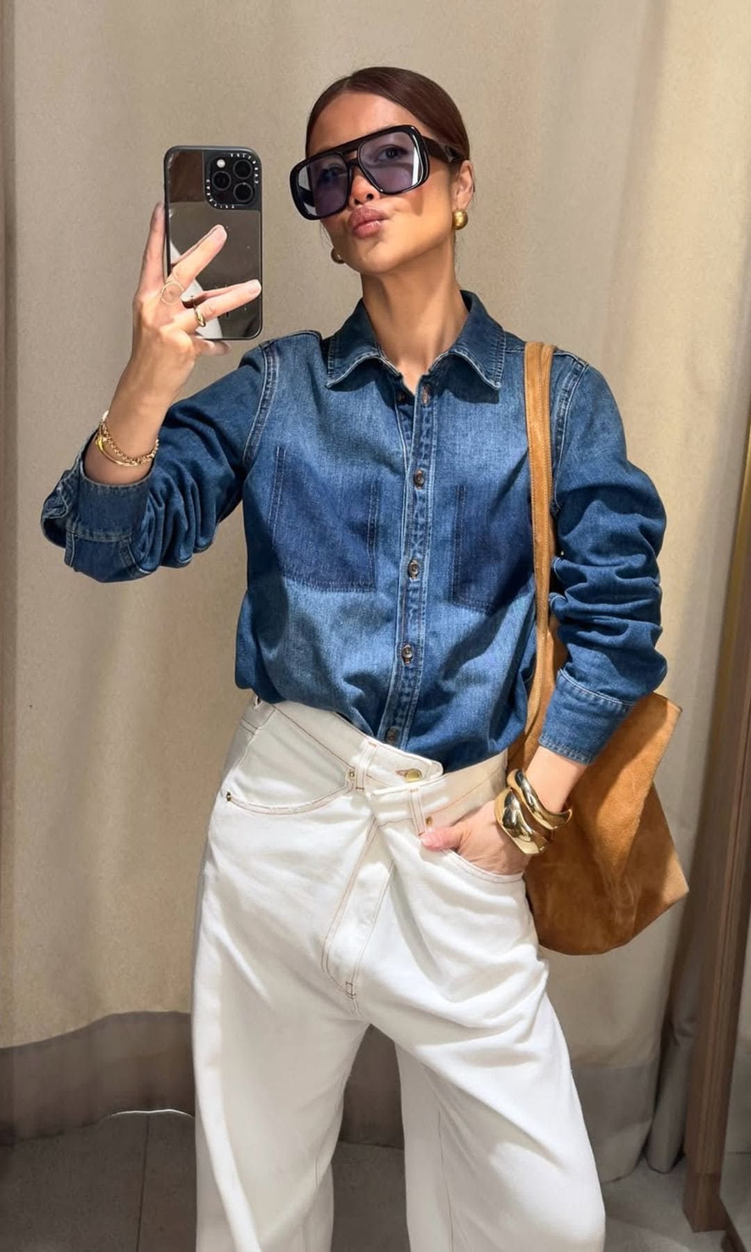 vaqueros blancos con camisa denim
