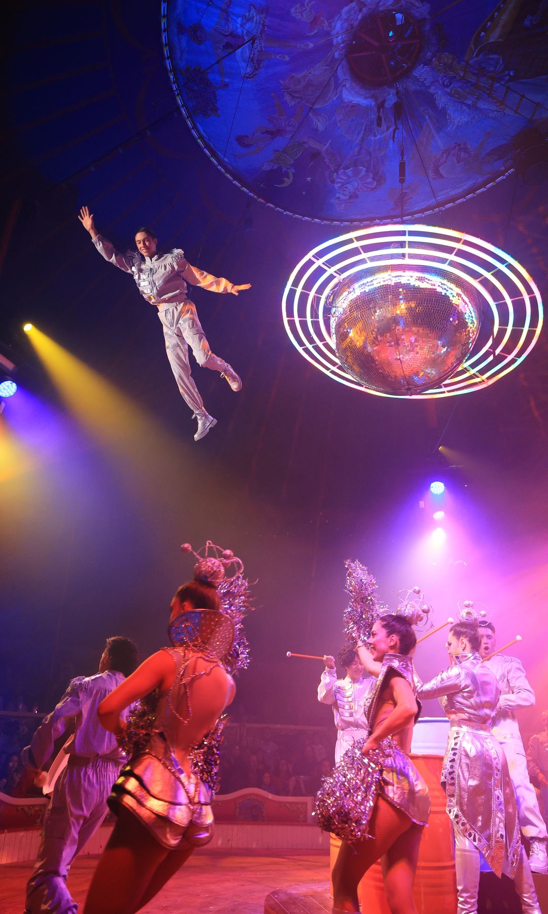 Circo Raluy Legacy y su elenco en el espacio