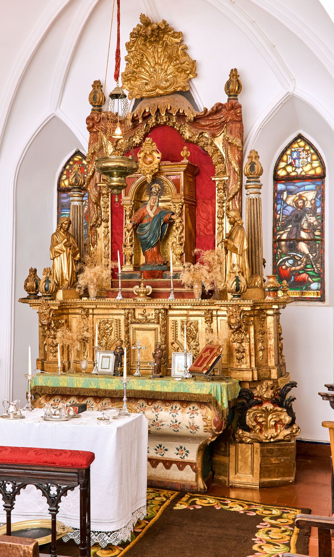 La capilla del palacio, que cuenta con un retablo sevillano del siglo XVIII —"procedente de un convento carmelita"—, tallas de la época y vidrieras del siglo XX