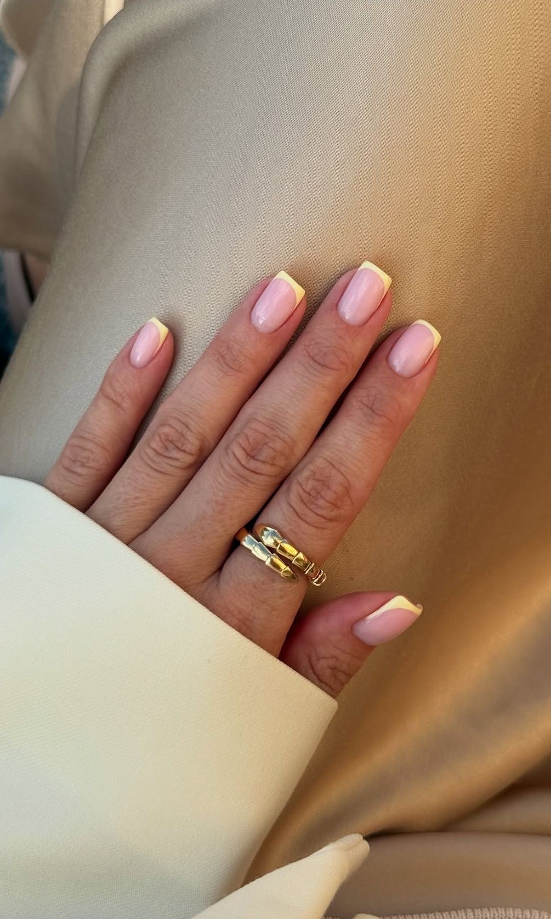 Manicura francesa en amarillo mantequilla