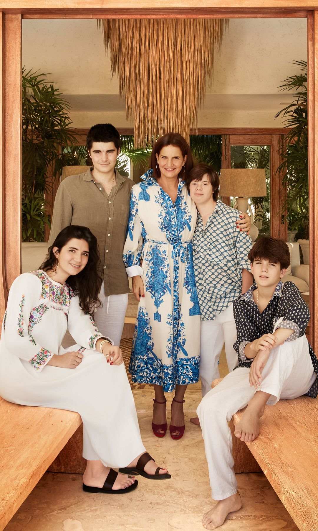 Samantha Vallejo-Nágera posando con sus 4 hijos para ¡HOLA!