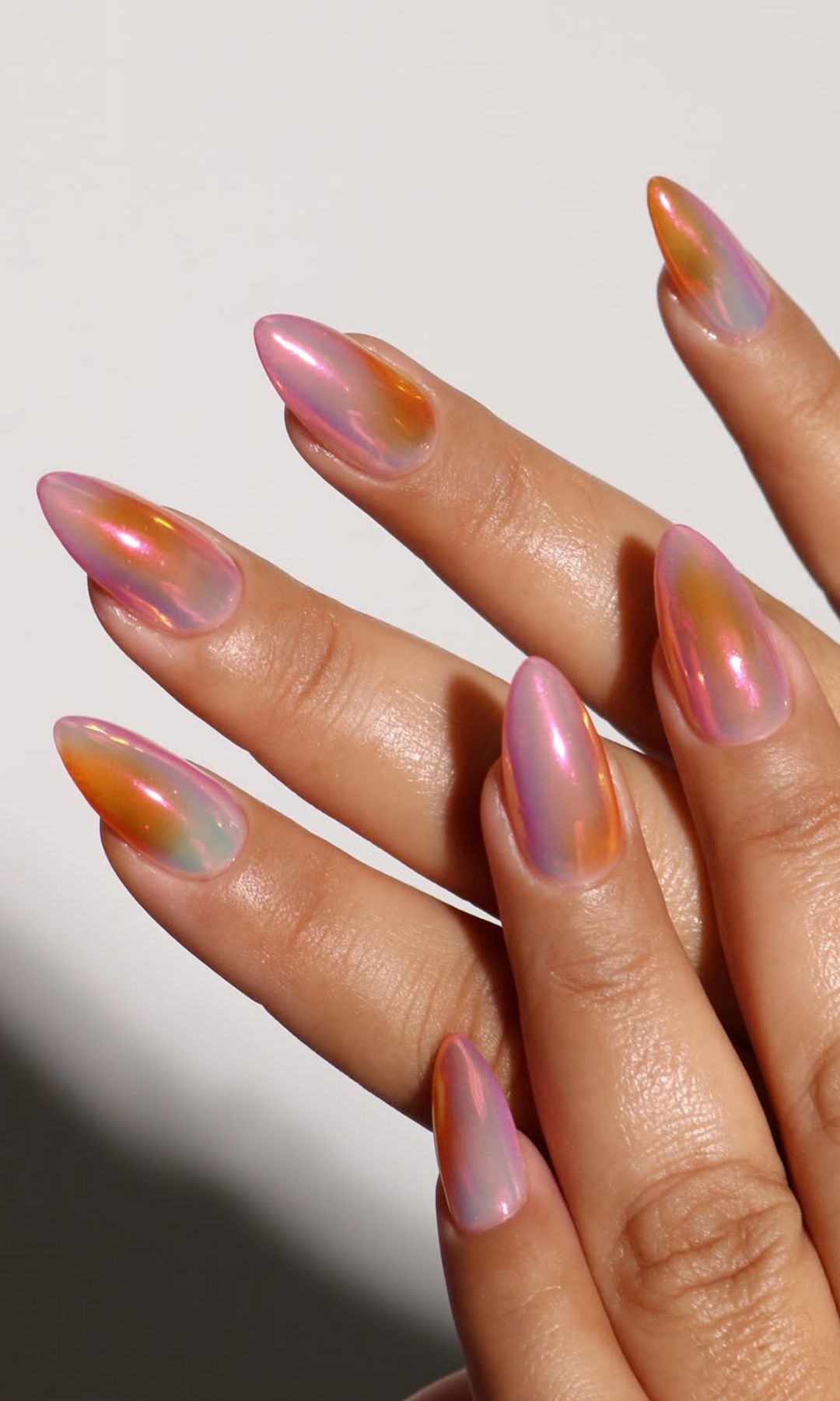 Manicura atardecer con acabado metalizado 
