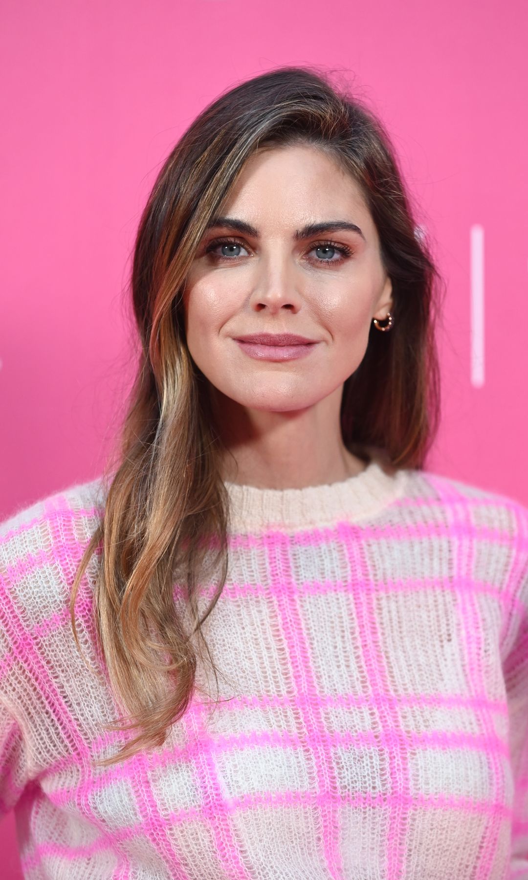 Amaia Salamanca en la exhibición "10 Emociones, 10 Rosas" en octubre de 2023 en Madrid