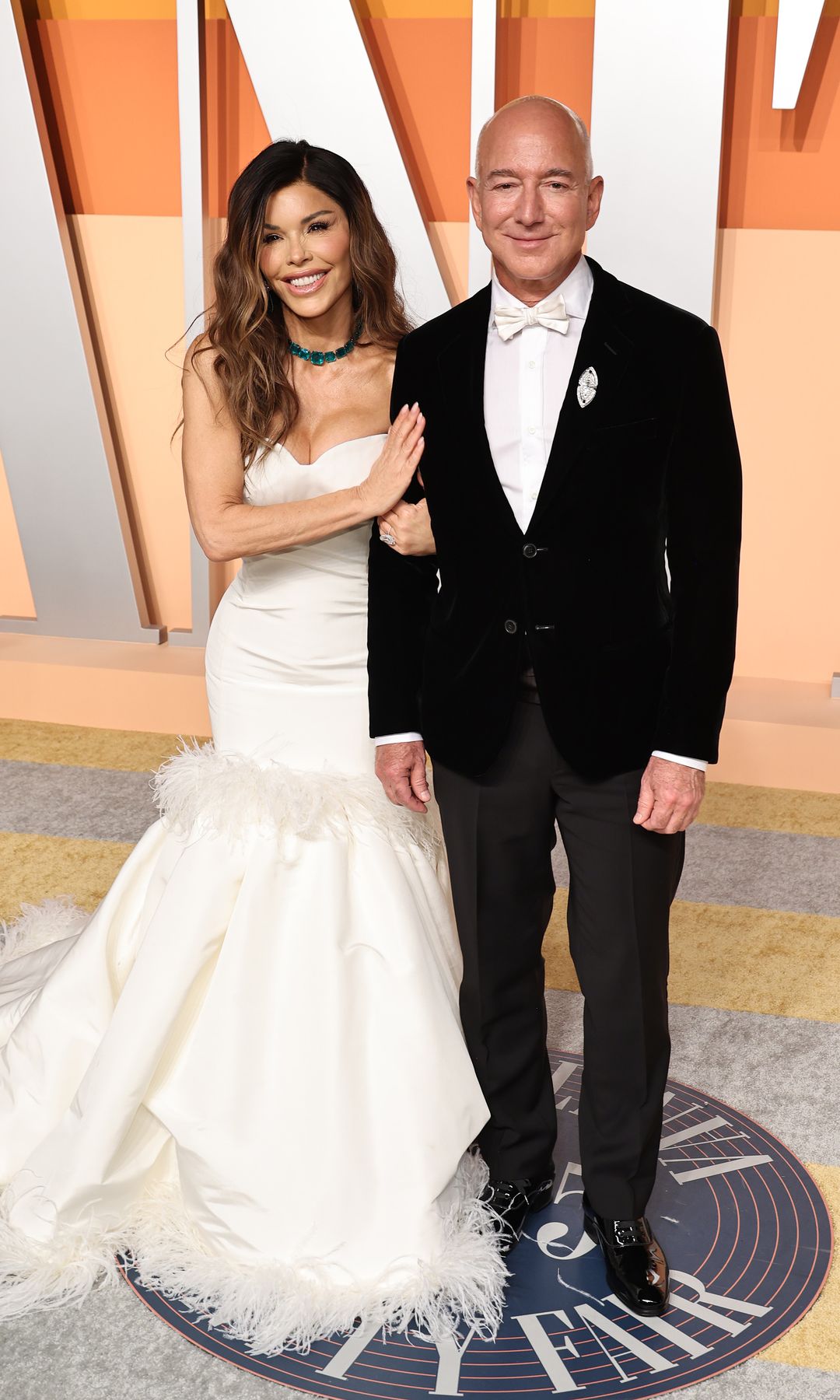 Lauren Sánchez y Jeff Bezos asisten a la Fiesta de los Óscar de Vanity Fair 2025, organizada por Radhika Jones, en el Wallis Annenberg Center for the Performing Arts, el 2 de marzo de 2025, en Beverly Hills, California.