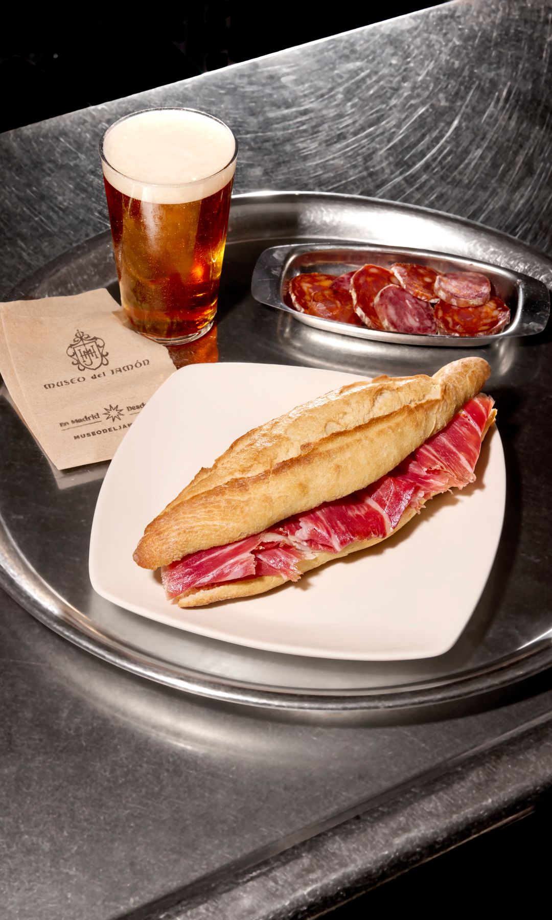 Bocata y cerveza en el Museo del Jamón Madrid